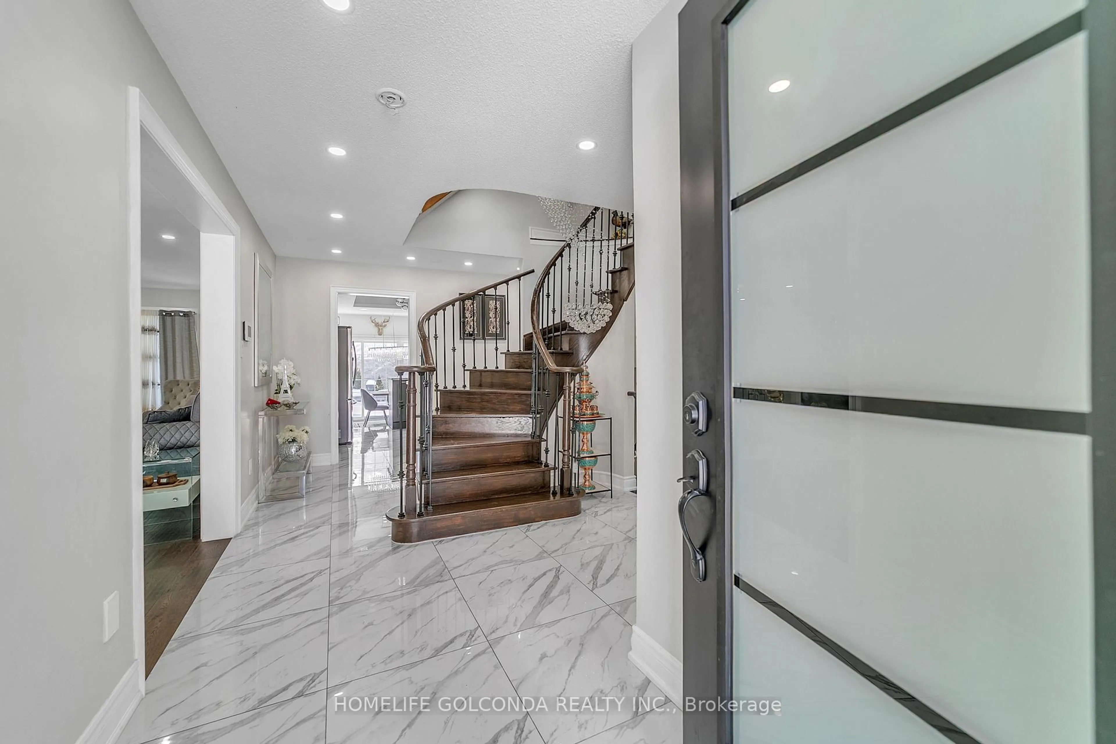 Indoor foyer for 2109 Lynn Heights Dr, Pickering Ontario L1X 2S1