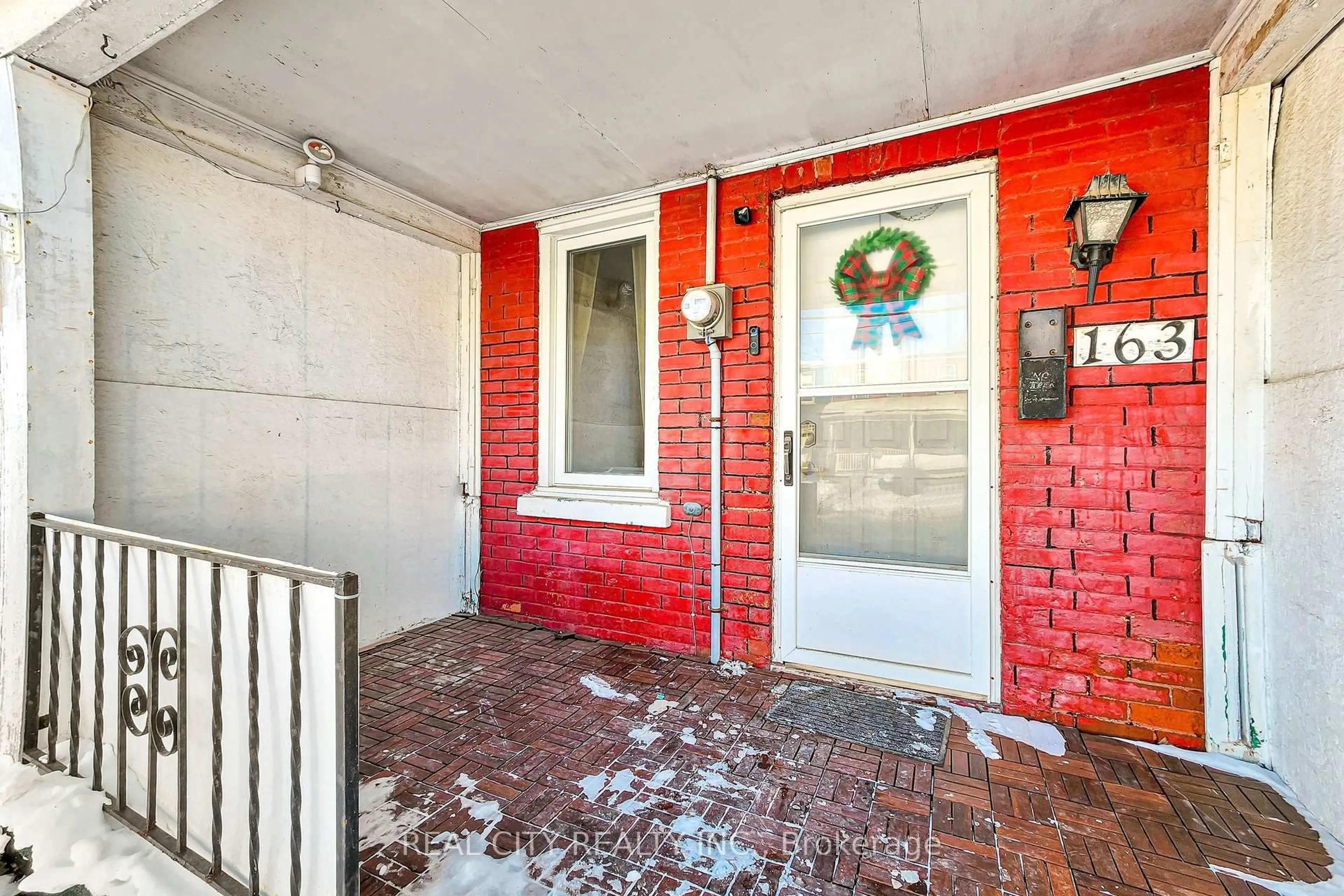Indoor entryway for 163 Olive Ave, Oshawa Ontario L1H 2P1