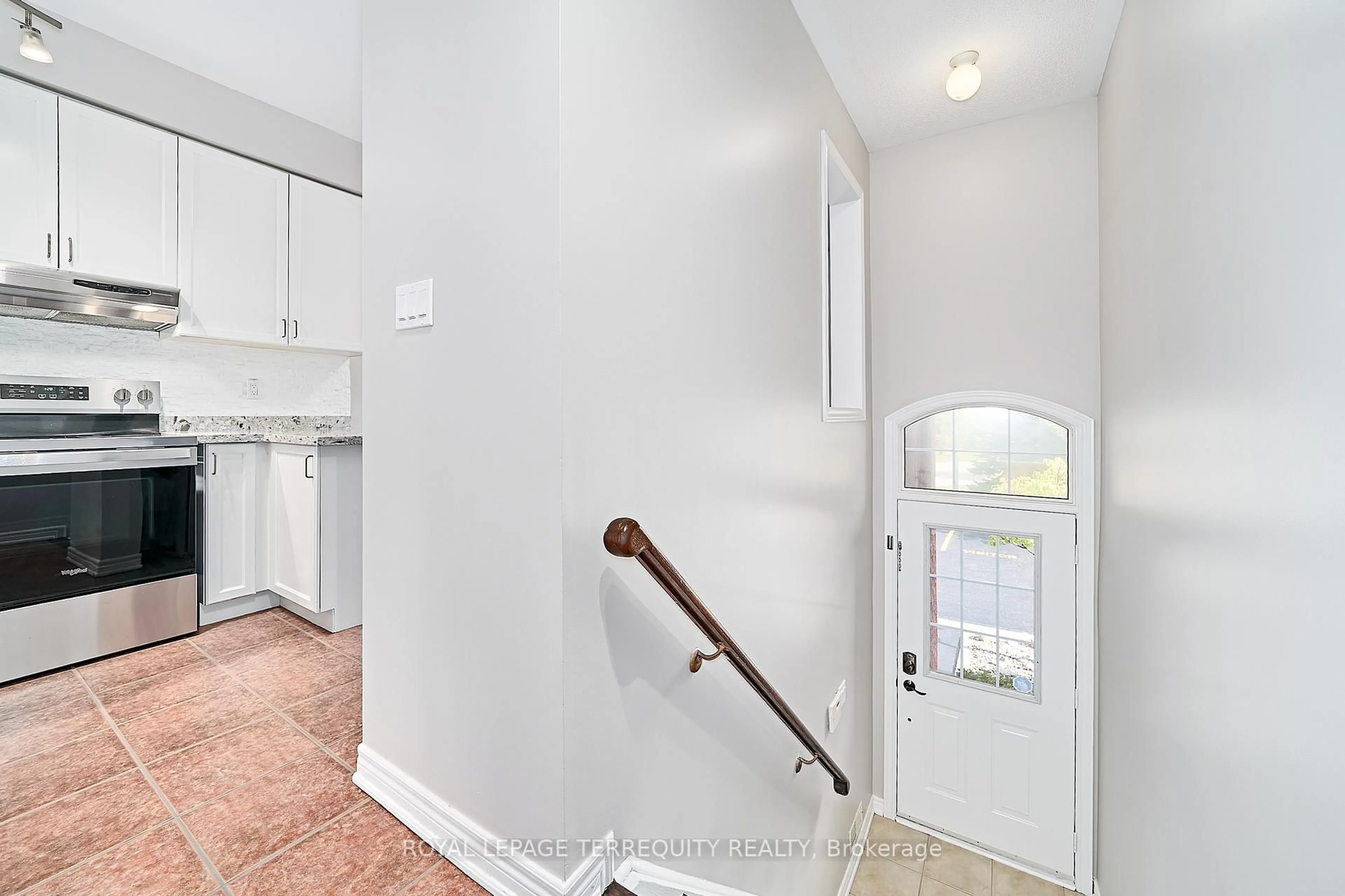 Indoor entryway for 301 Strouds Lane #5, Pickering Ontario L1V 7J1