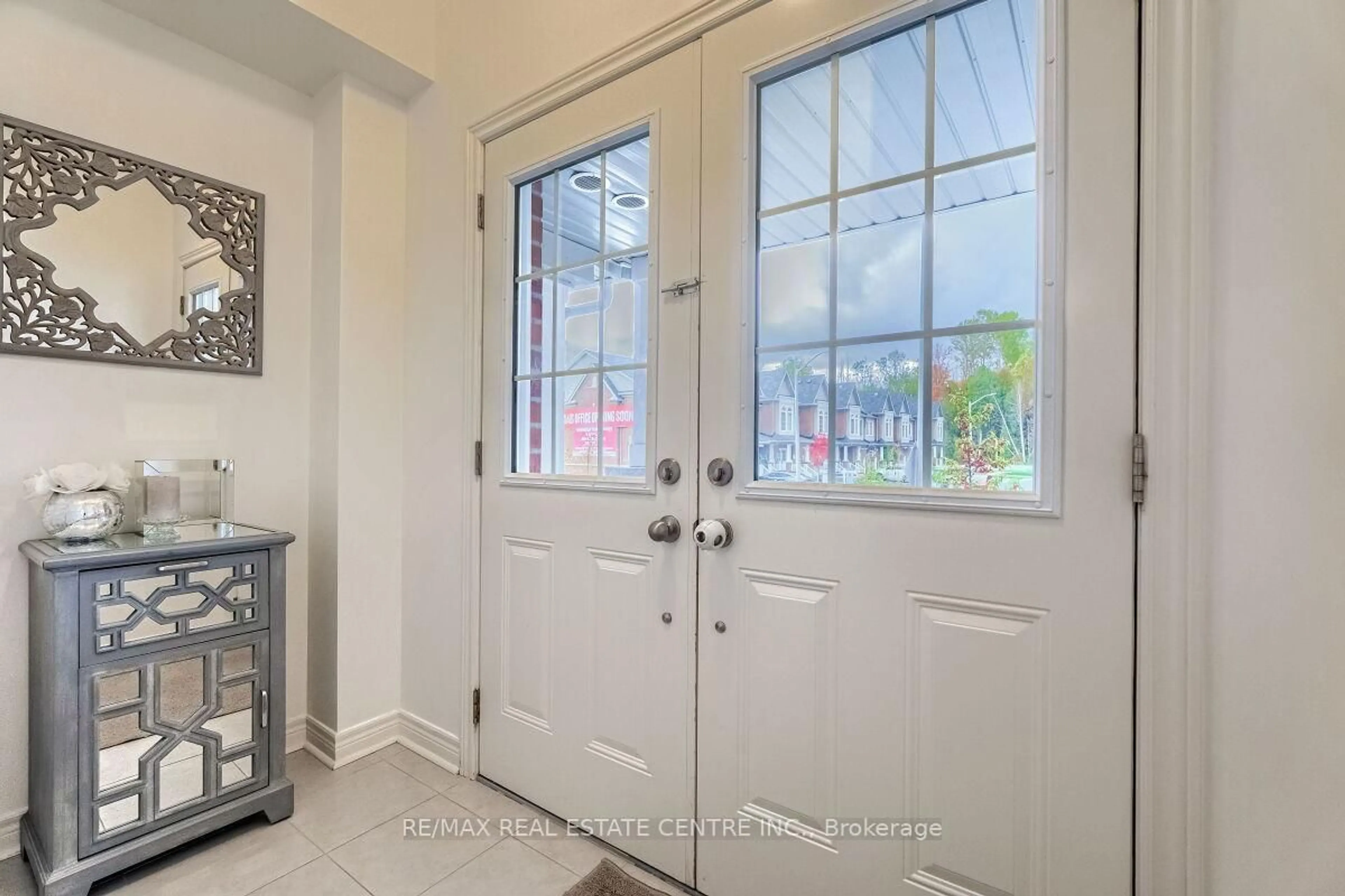 Indoor entryway for 1195 Kettering Dr, Oshawa Ontario L1K 1A6