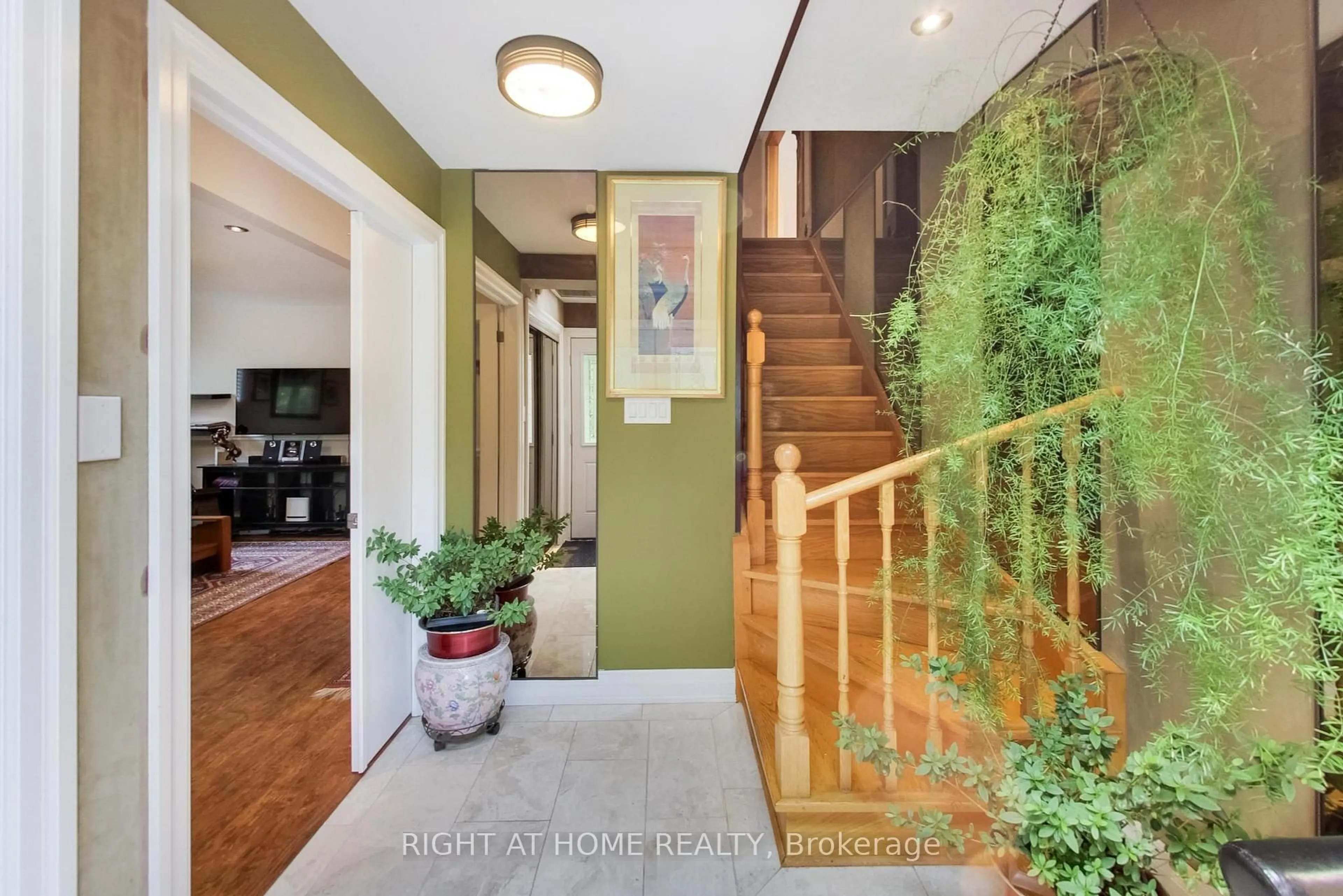 Indoor entryway for 8 Suraty Ave, Toronto Ontario M1P 4E1