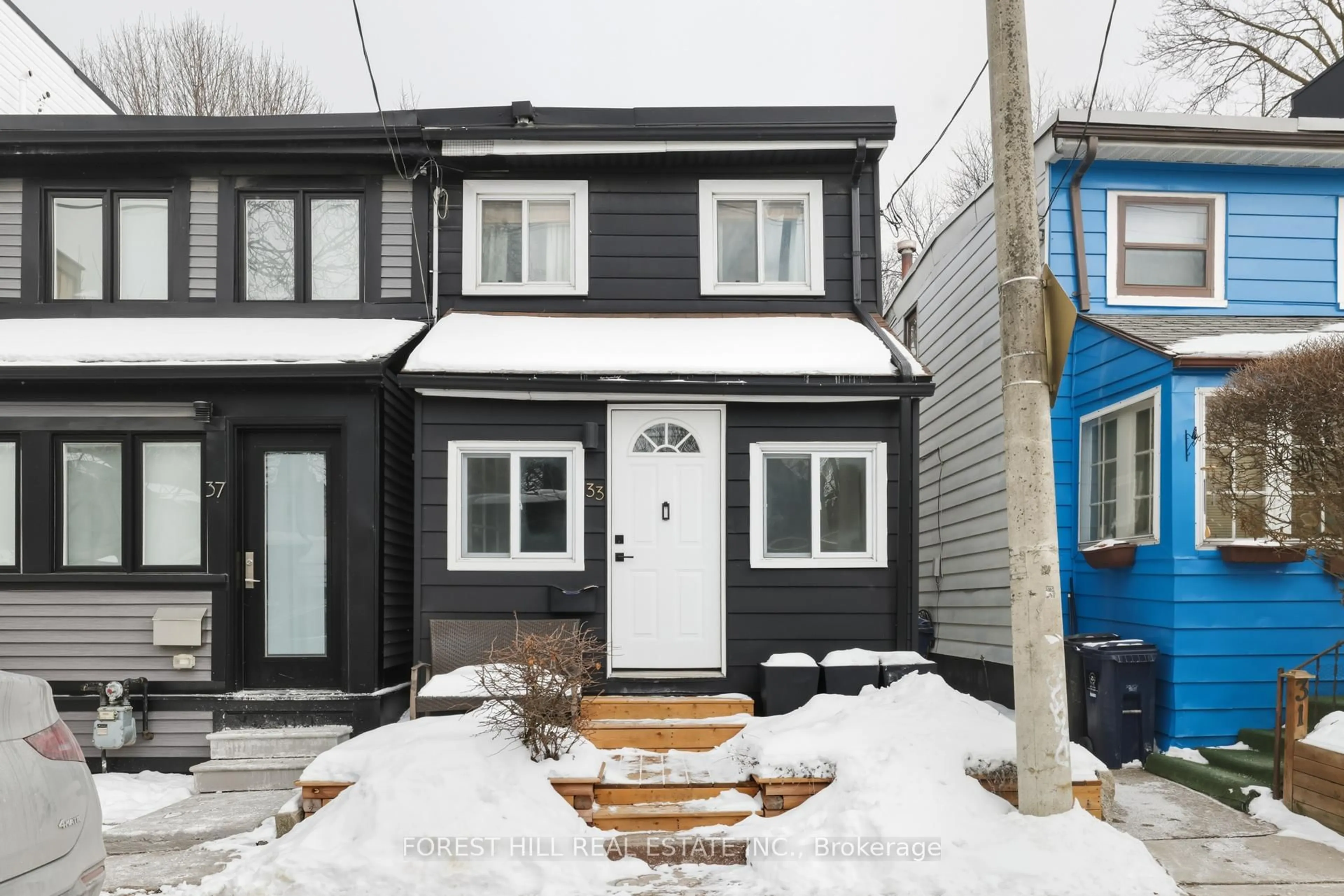 Home with vinyl exterior material, street for 33 Craven Rd, Toronto Ontario M4L 2Z4