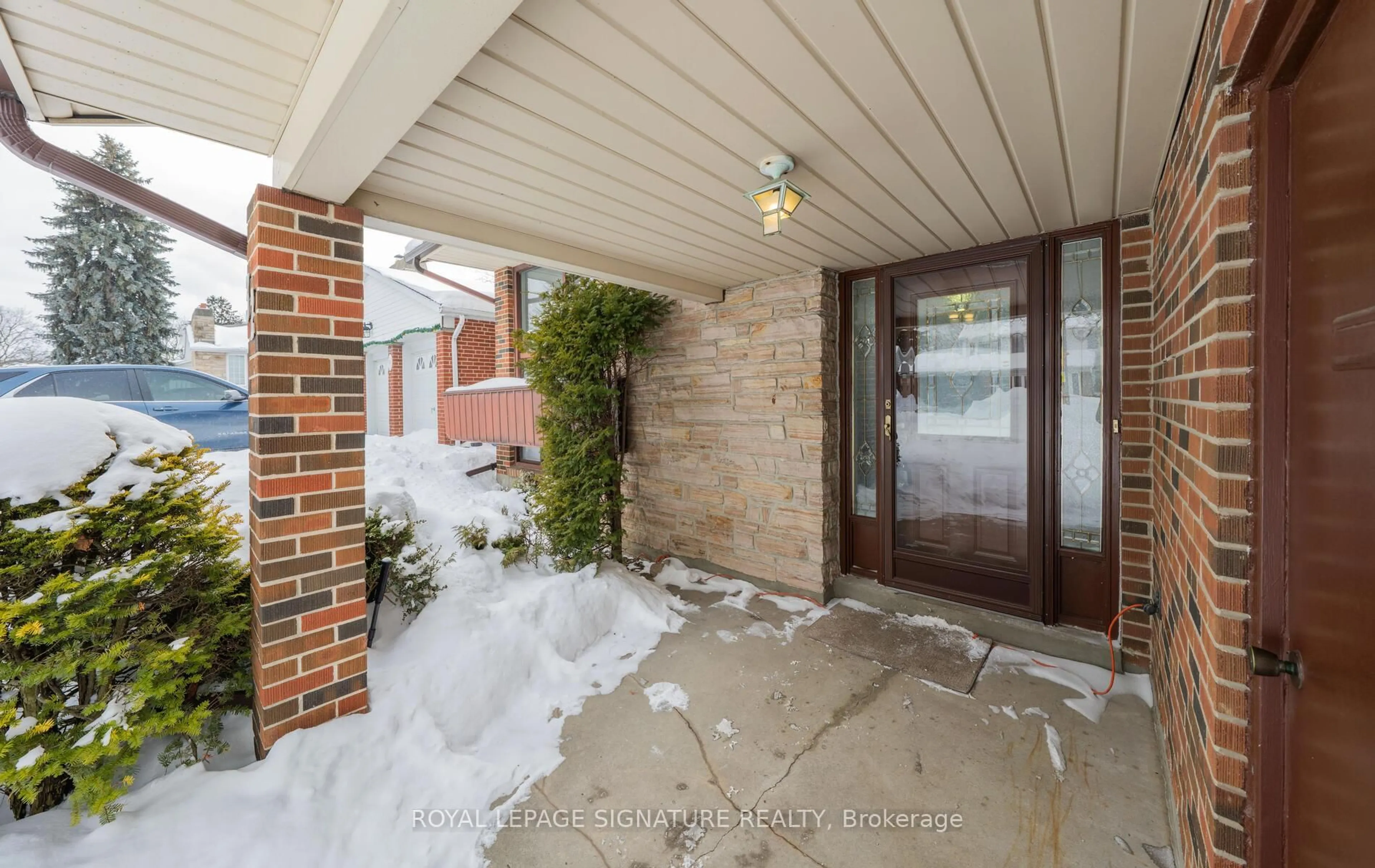 Indoor entryway for 32 Sheldonbury Cres, Toronto Ontario M1W 1K9