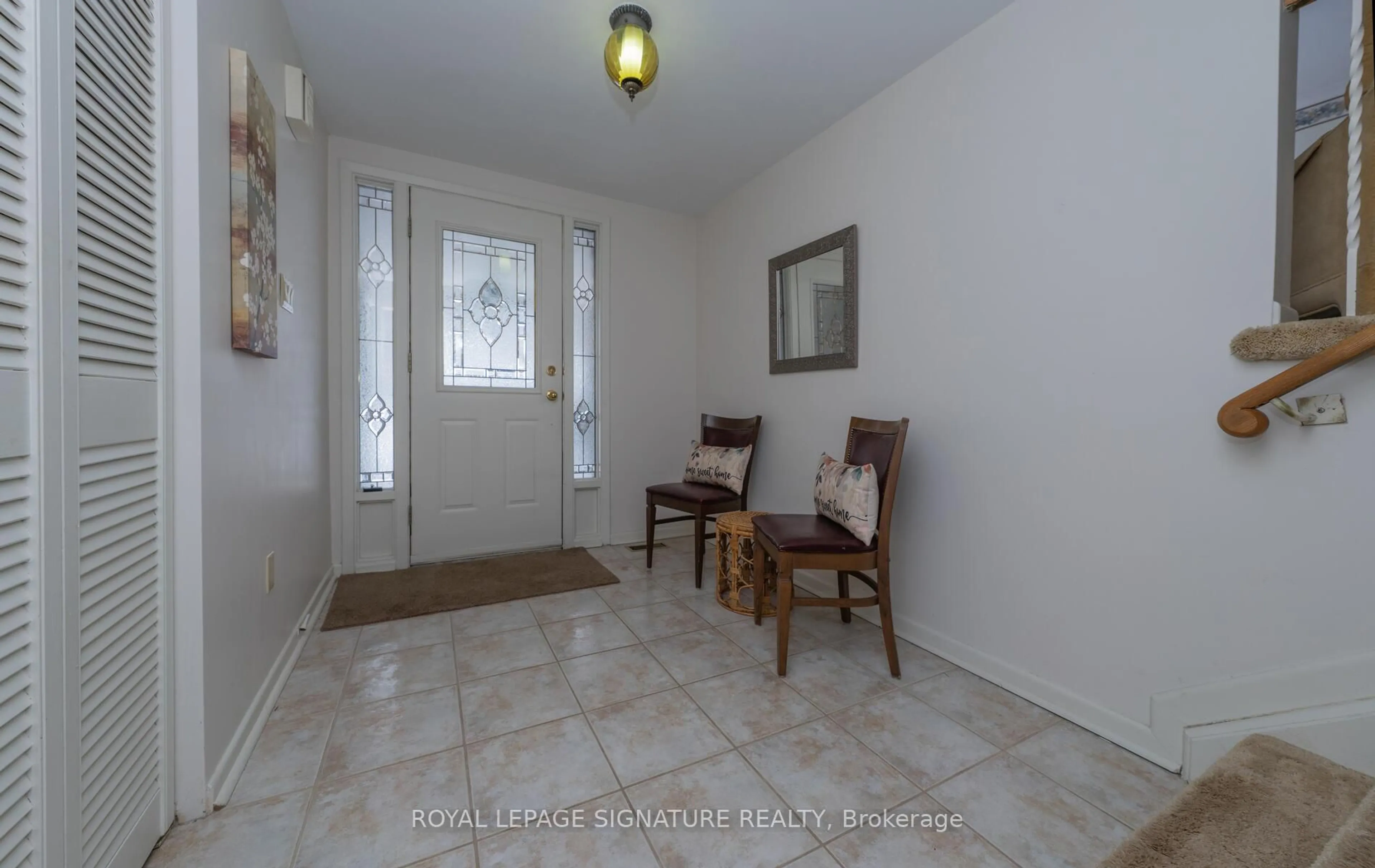 Indoor entryway for 32 Sheldonbury Cres, Toronto Ontario M1W 1K9