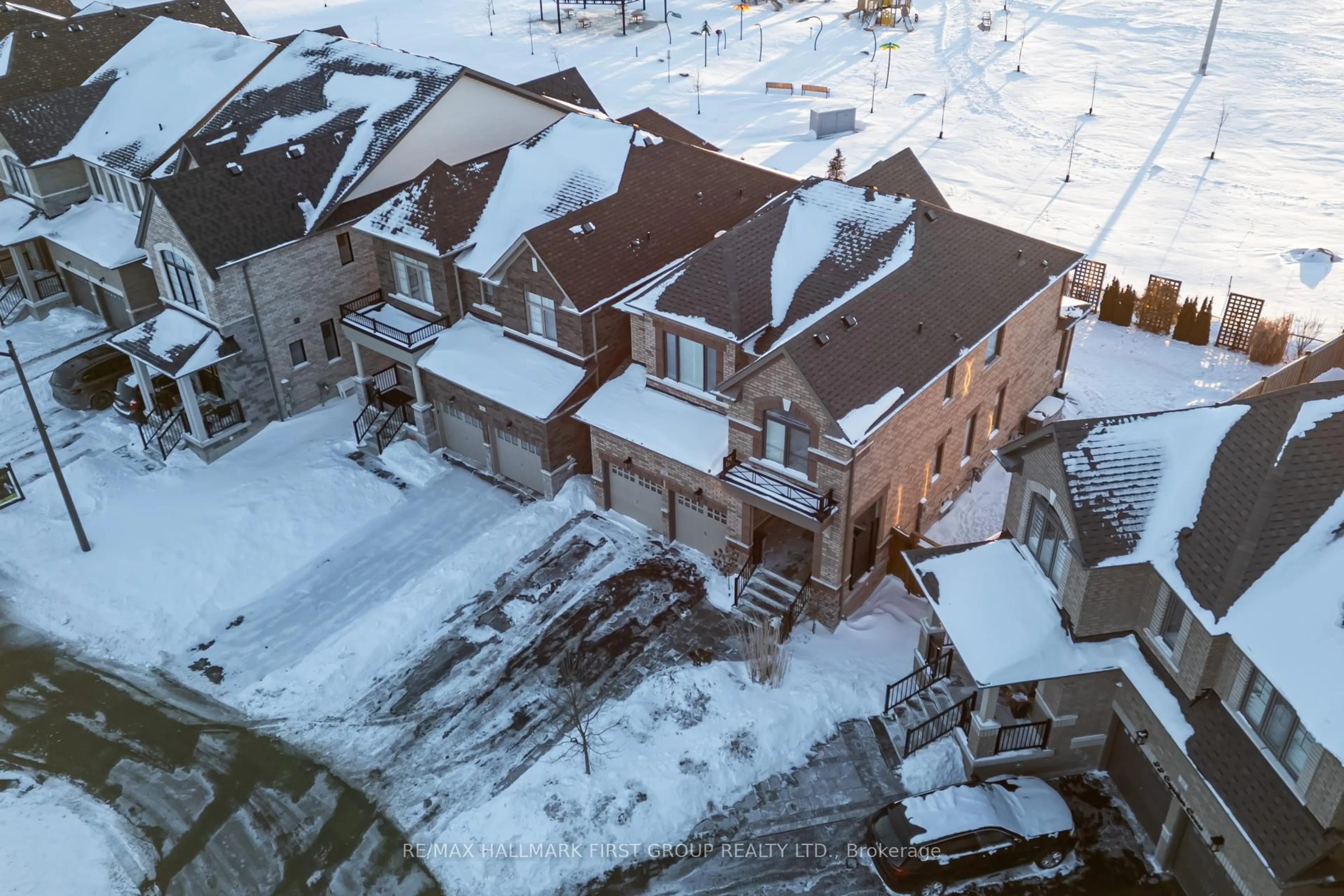 A pic from outside/outdoor area/front of a property/back of a property/a pic from drone, street for 20 Capstan Crt, Whitby Ontario L1P 0K5