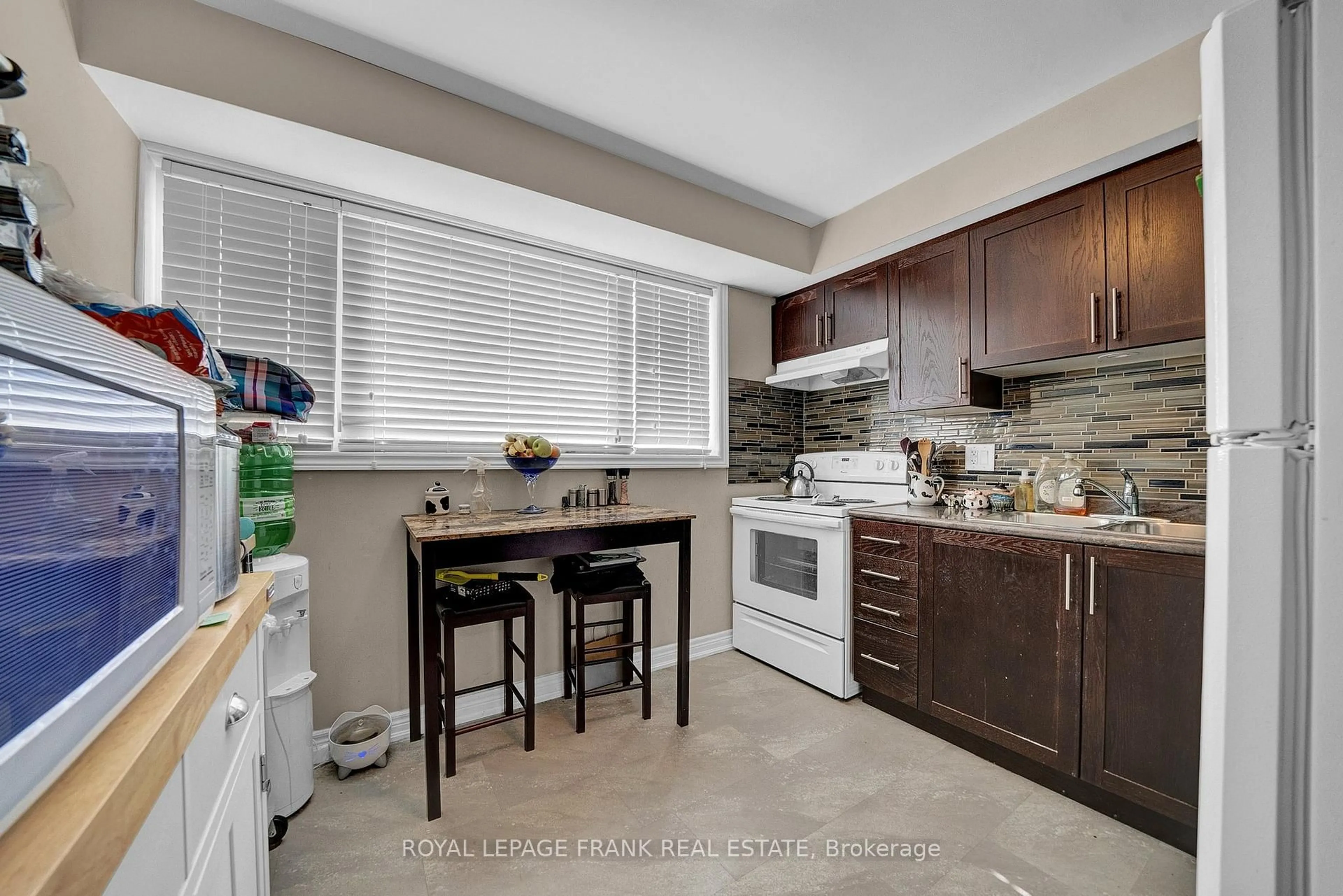 Open concept kitchen, ceramic/tile floor for 377 Linden St, Oshawa Ontario L1H 6R6
