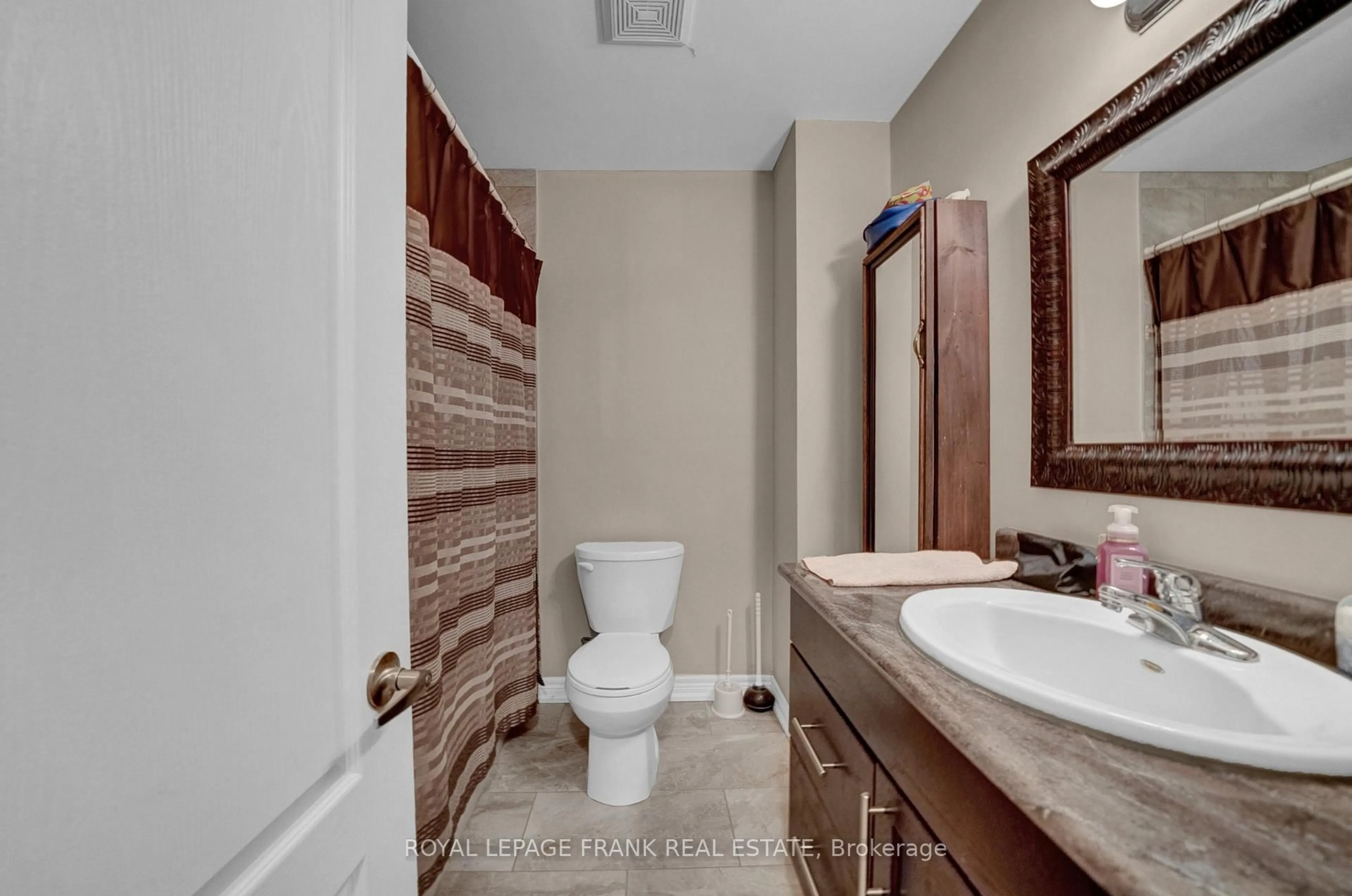 Standard bathroom, ceramic/tile floor for 377 Linden St, Oshawa Ontario L1H 6R6