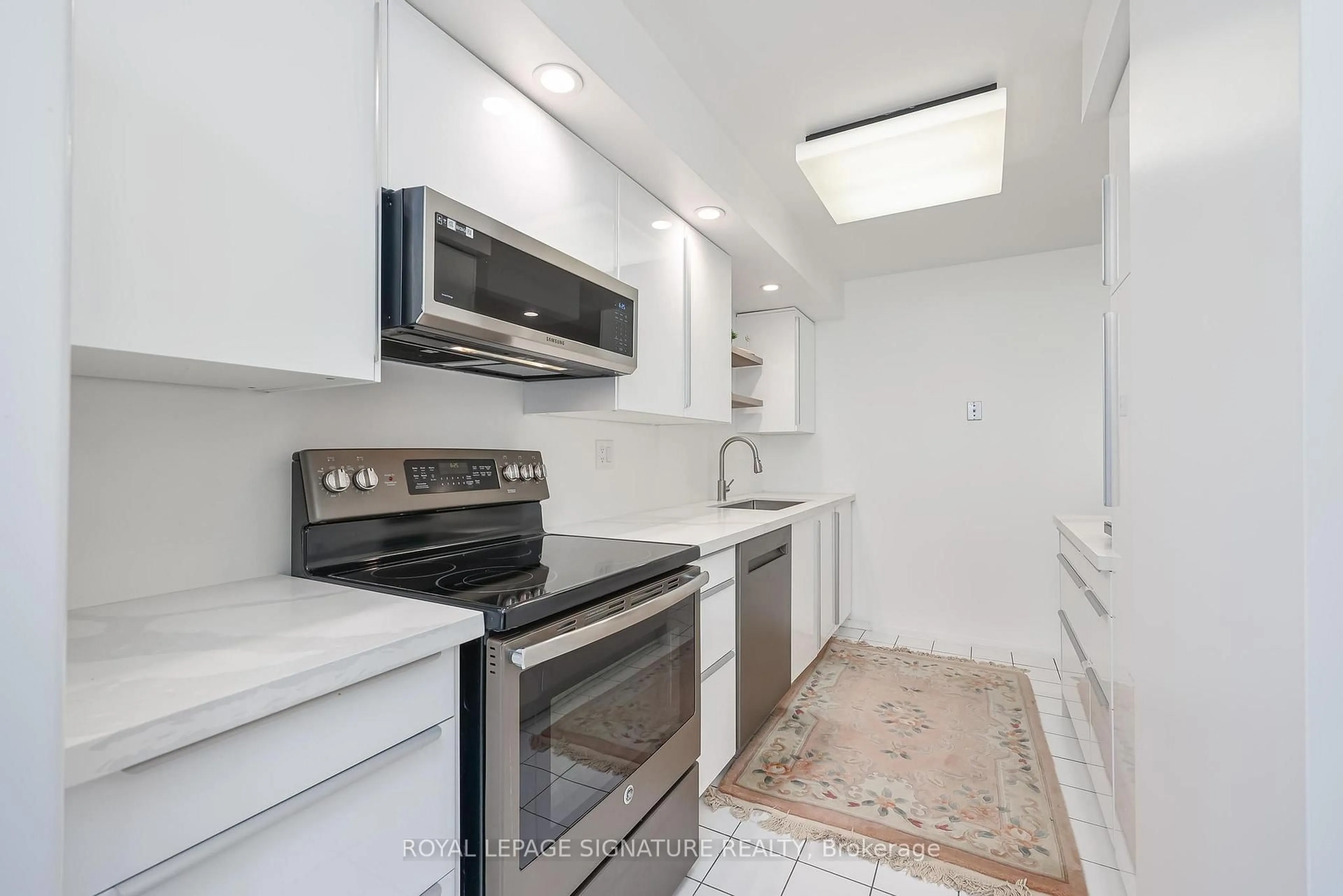 Standard kitchen, ceramic/tile floor for 3233 Eglinton Ave #1208, Toronto Ontario M1J 3N6