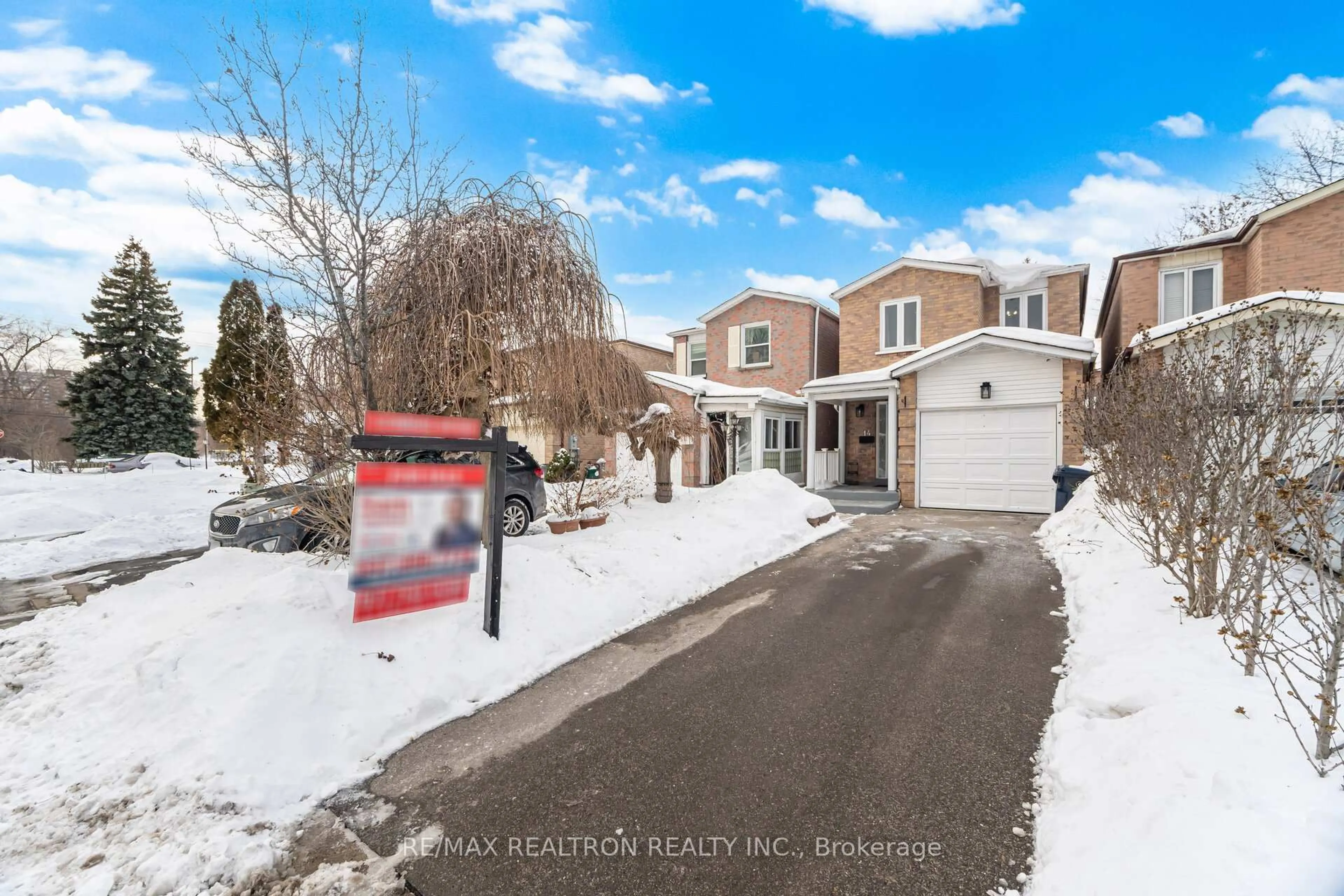 A pic from outside/outdoor area/front of a property/back of a property/a pic from drone, street for 14 Mansewood Gdns, Toronto Ontario M1E 5A6
