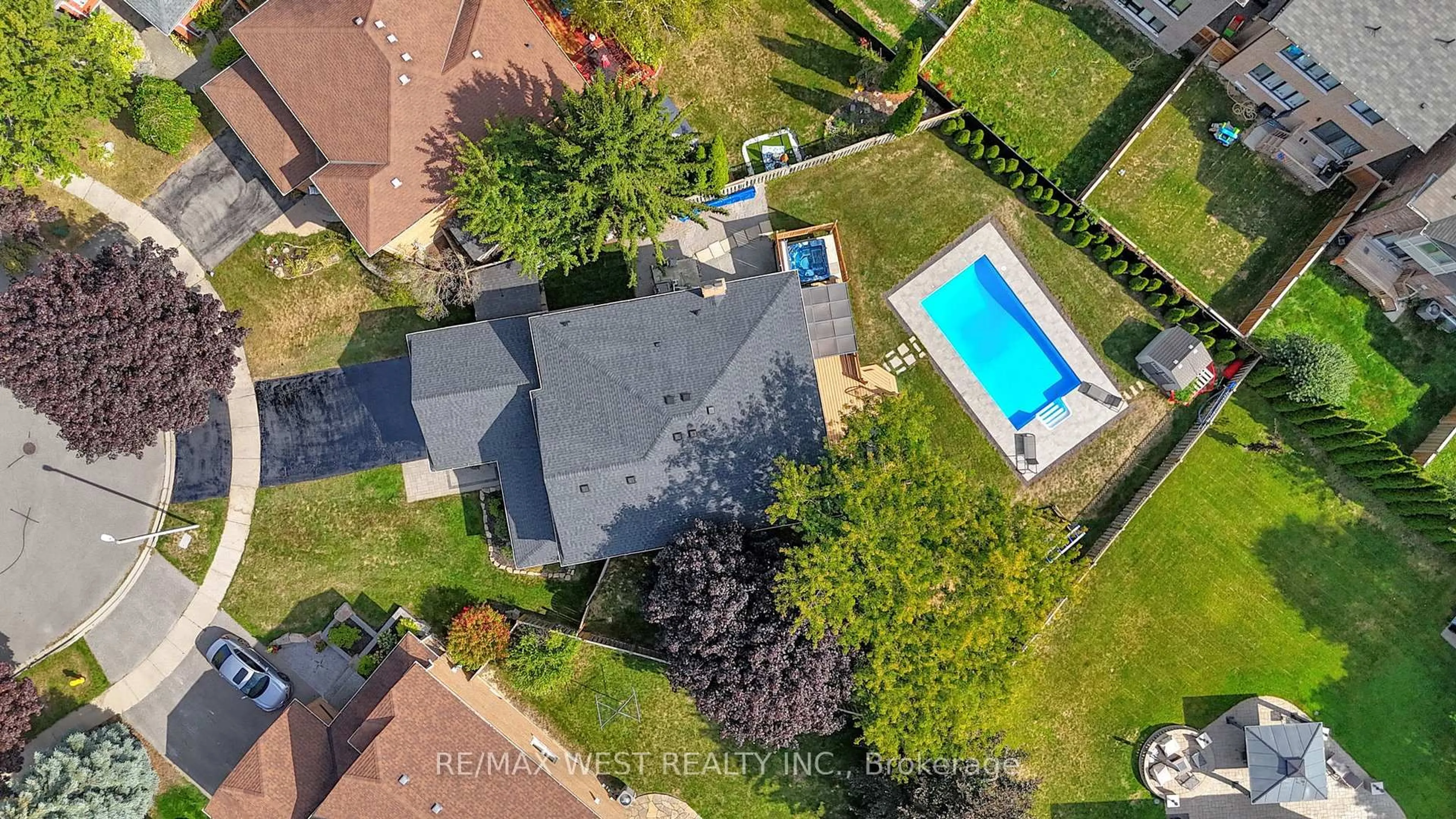 A pic from outside/outdoor area/front of a property/back of a property/a pic from drone, street for 32 Falstaff Cres, Whitby Ontario L1R 1W3