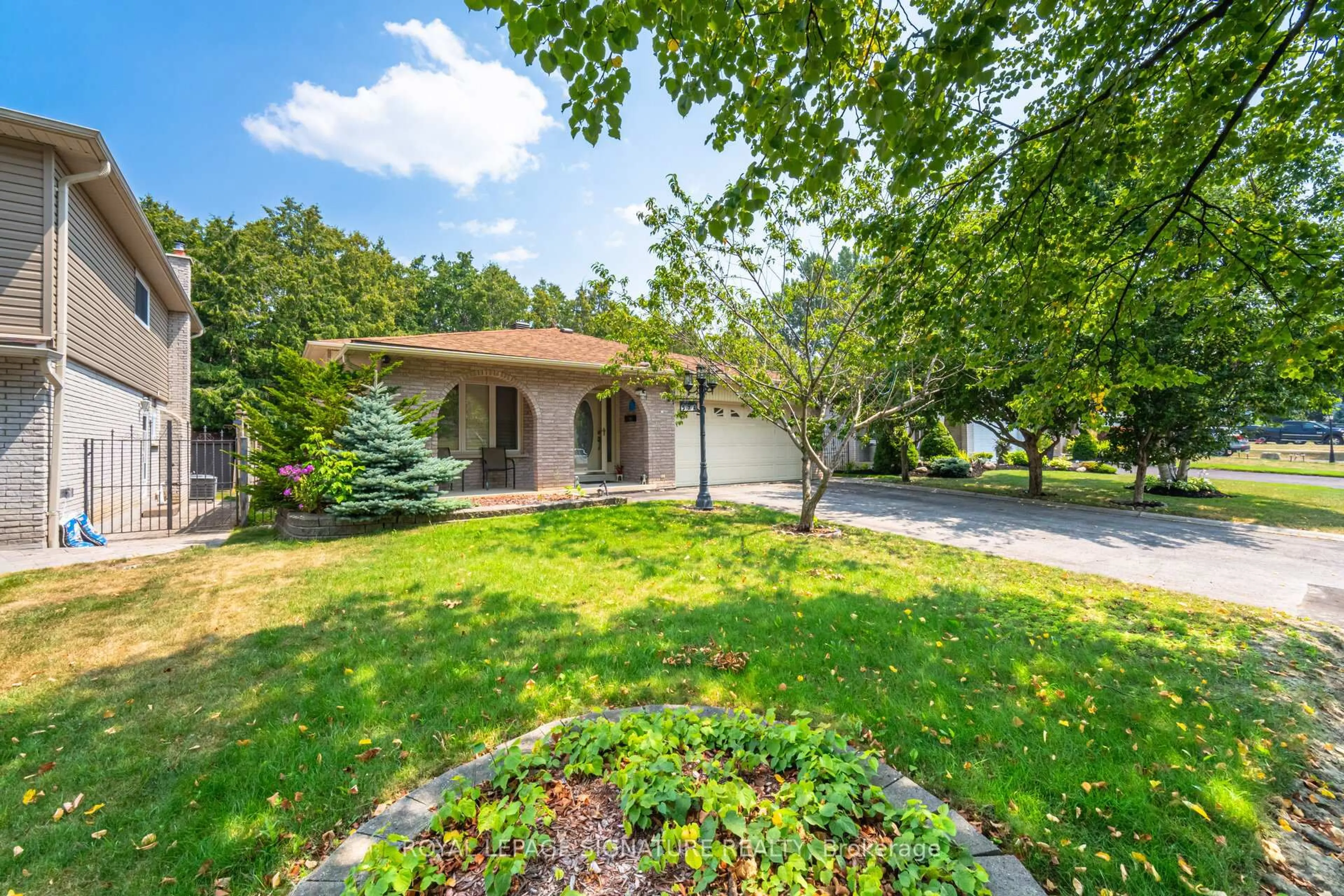 A pic from outside/outdoor area/front of a property/back of a property/a pic from drone, street for 574 Antigua Cres, Oshawa Ontario L1J 6B4