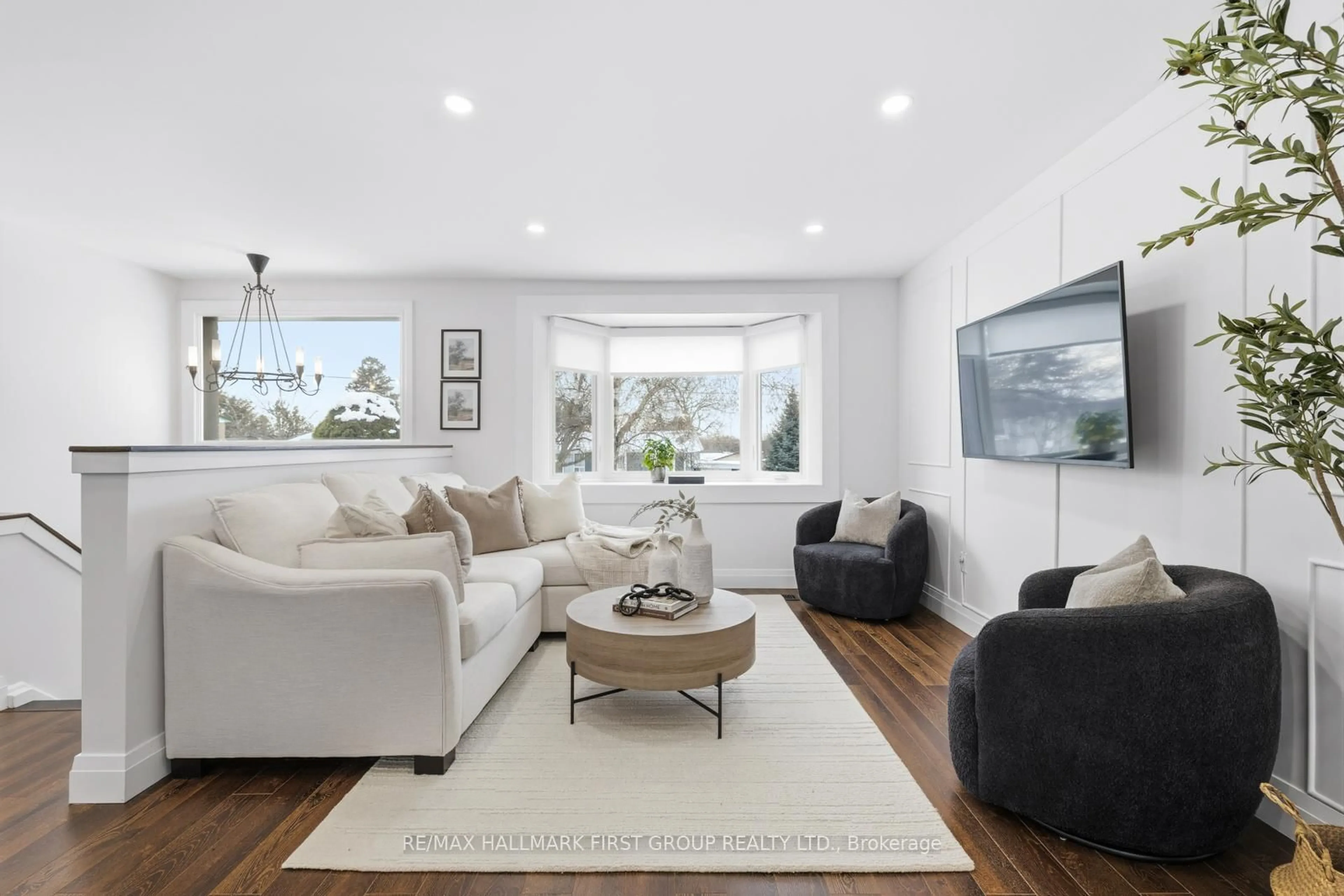 Living room with furniture, unknown for 916 Greenwood Cres, Whitby Ontario L1N 1C8