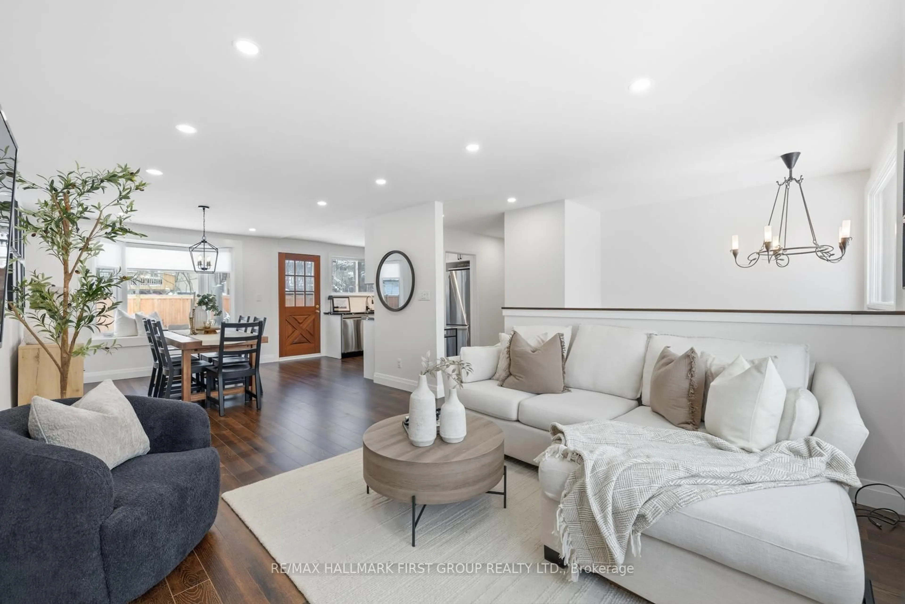 Living room with furniture, unknown for 916 Greenwood Cres, Whitby Ontario L1N 1C8