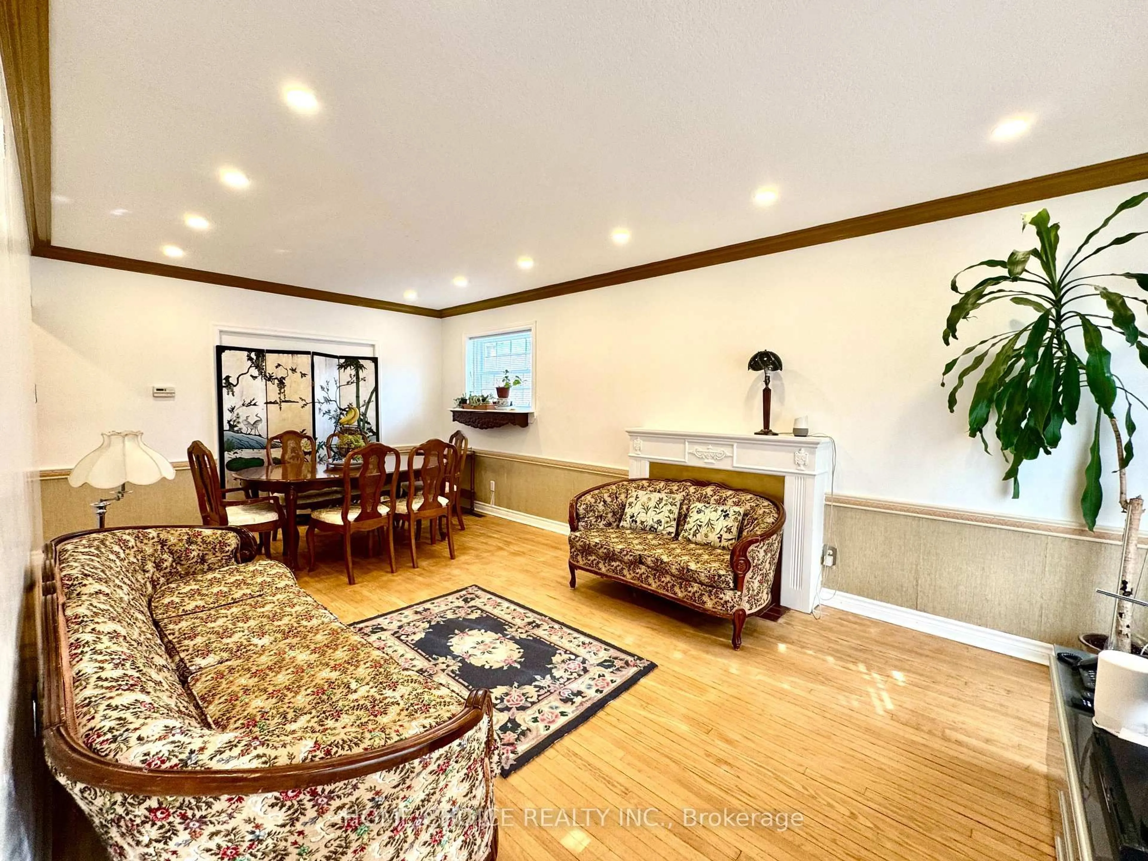 Living room with furniture, wood/laminate floor for 3 Saugeen Cres, Toronto Ontario M1K 3M8