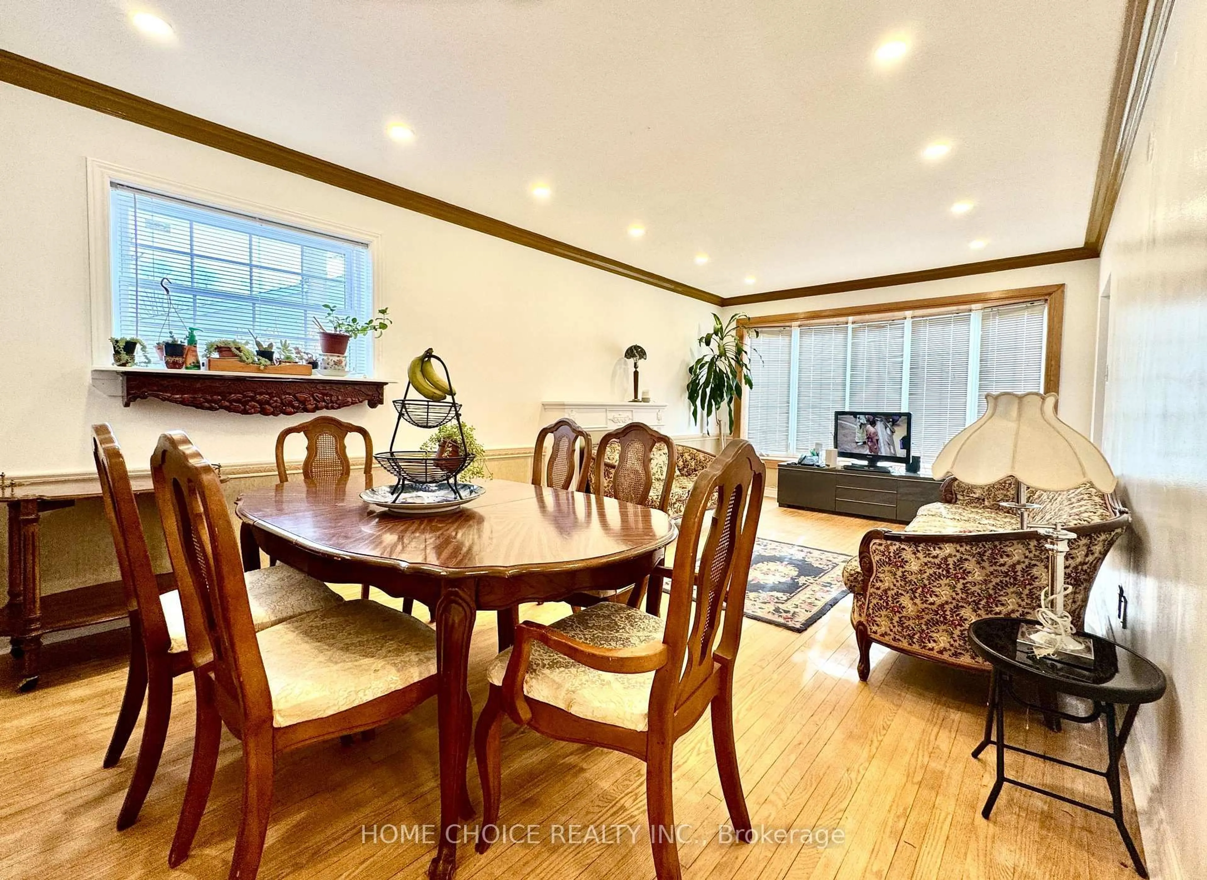 Dining room, wood/laminate floor for 3 Saugeen Cres, Toronto Ontario M1K 3M8