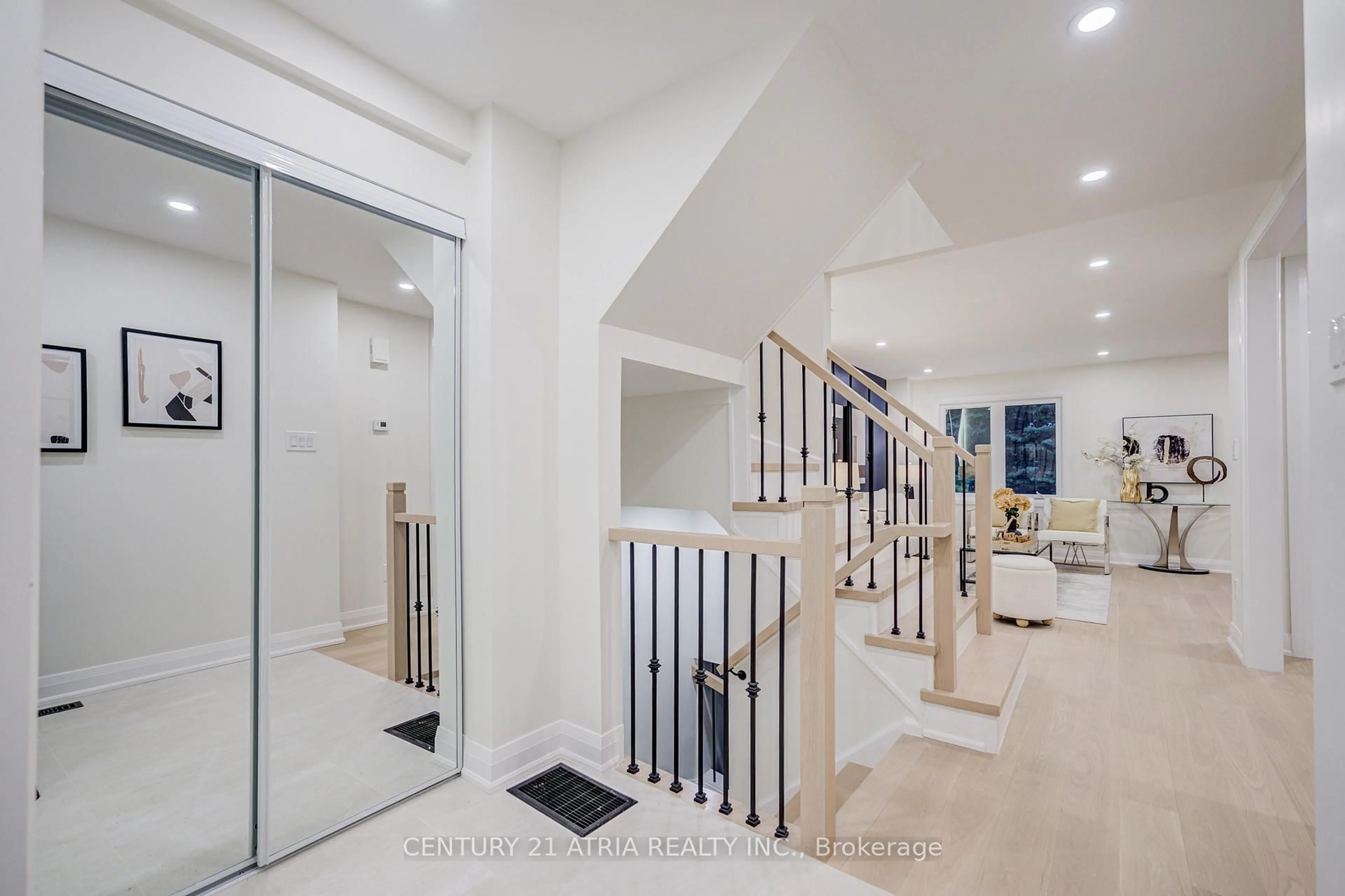 Indoor foyer for 590 Sandhurst Circ #10, Toronto Ontario M1S 4J6