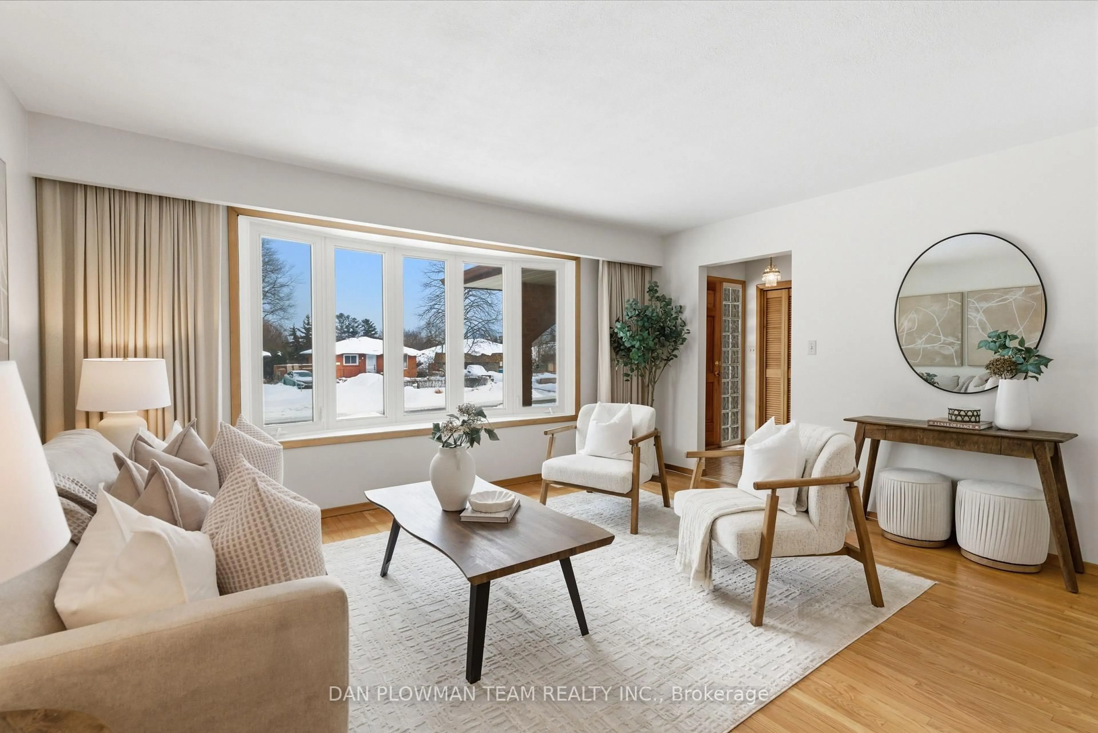 Living room with furniture, unknown for 268 Nipigon St, Oshawa Ontario L1J 4N7