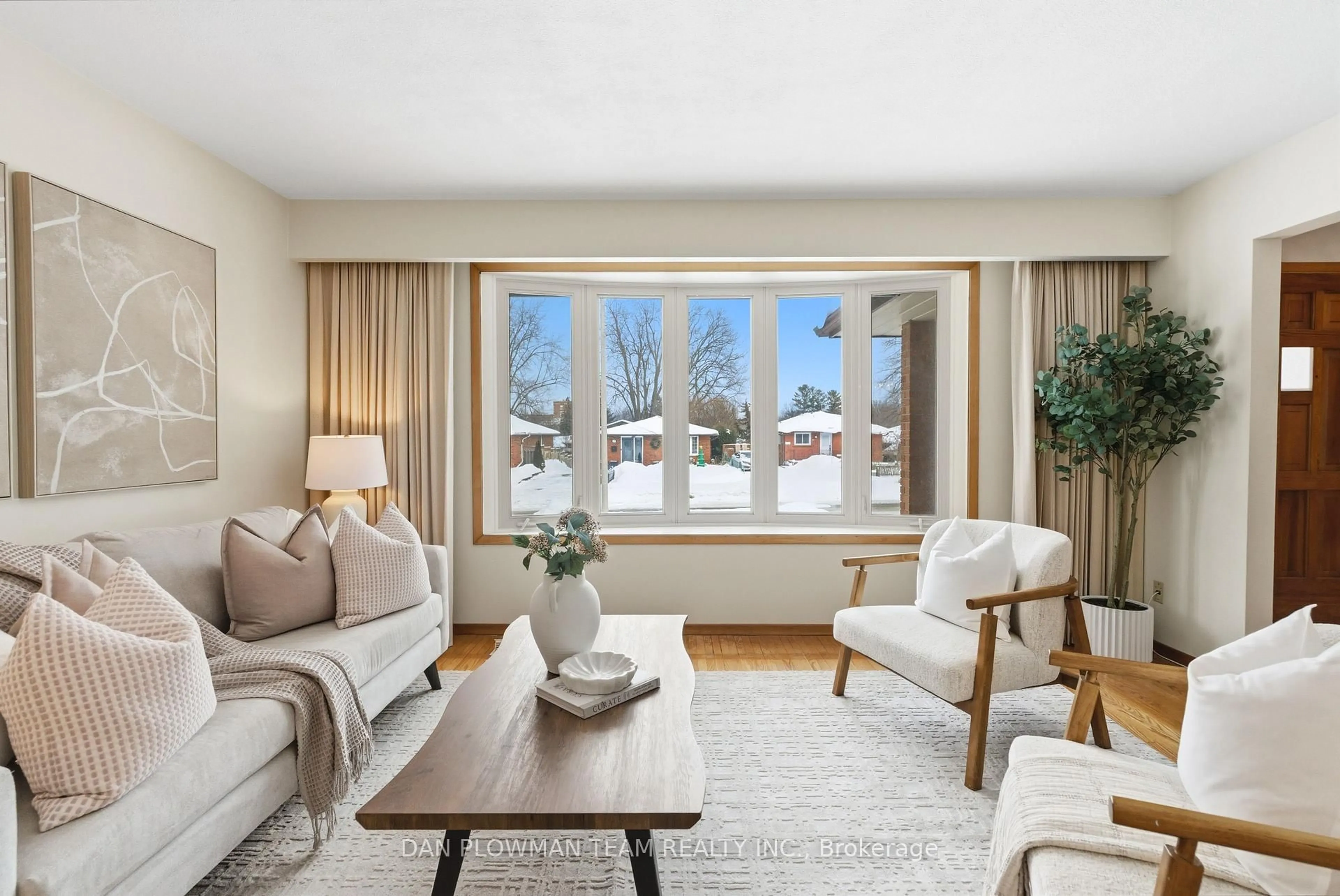 Living room with furniture, unknown for 268 Nipigon St, Oshawa Ontario L1J 4N7