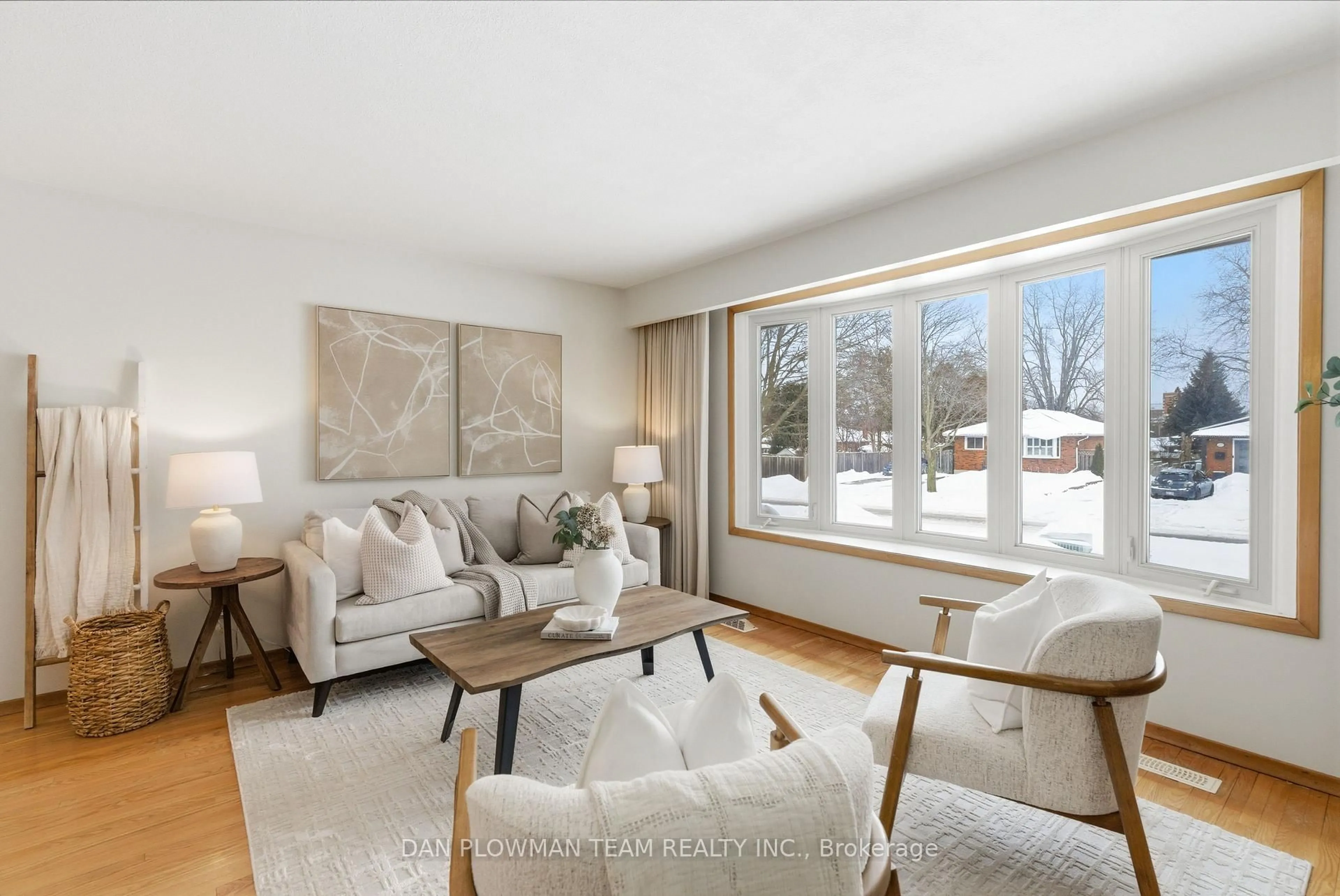 Living room with furniture, unknown for 268 Nipigon St, Oshawa Ontario L1J 4N7