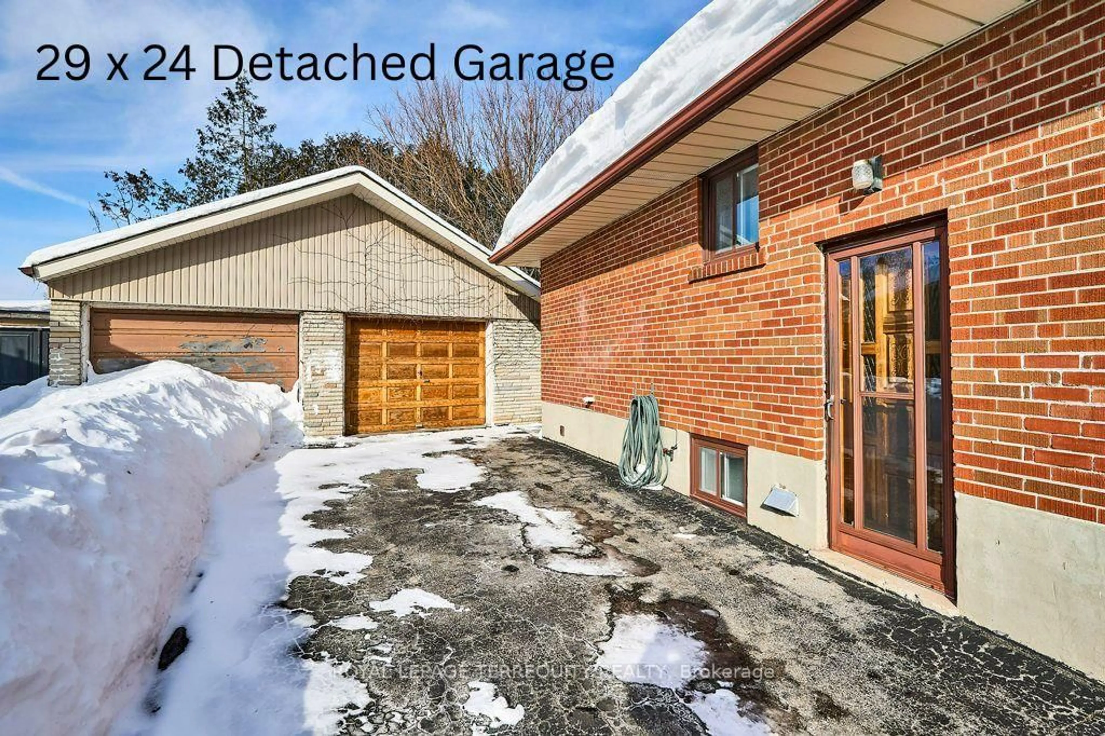 Indoor garage for 52 Bainhart Cres, Toronto Ontario M1H 2R3