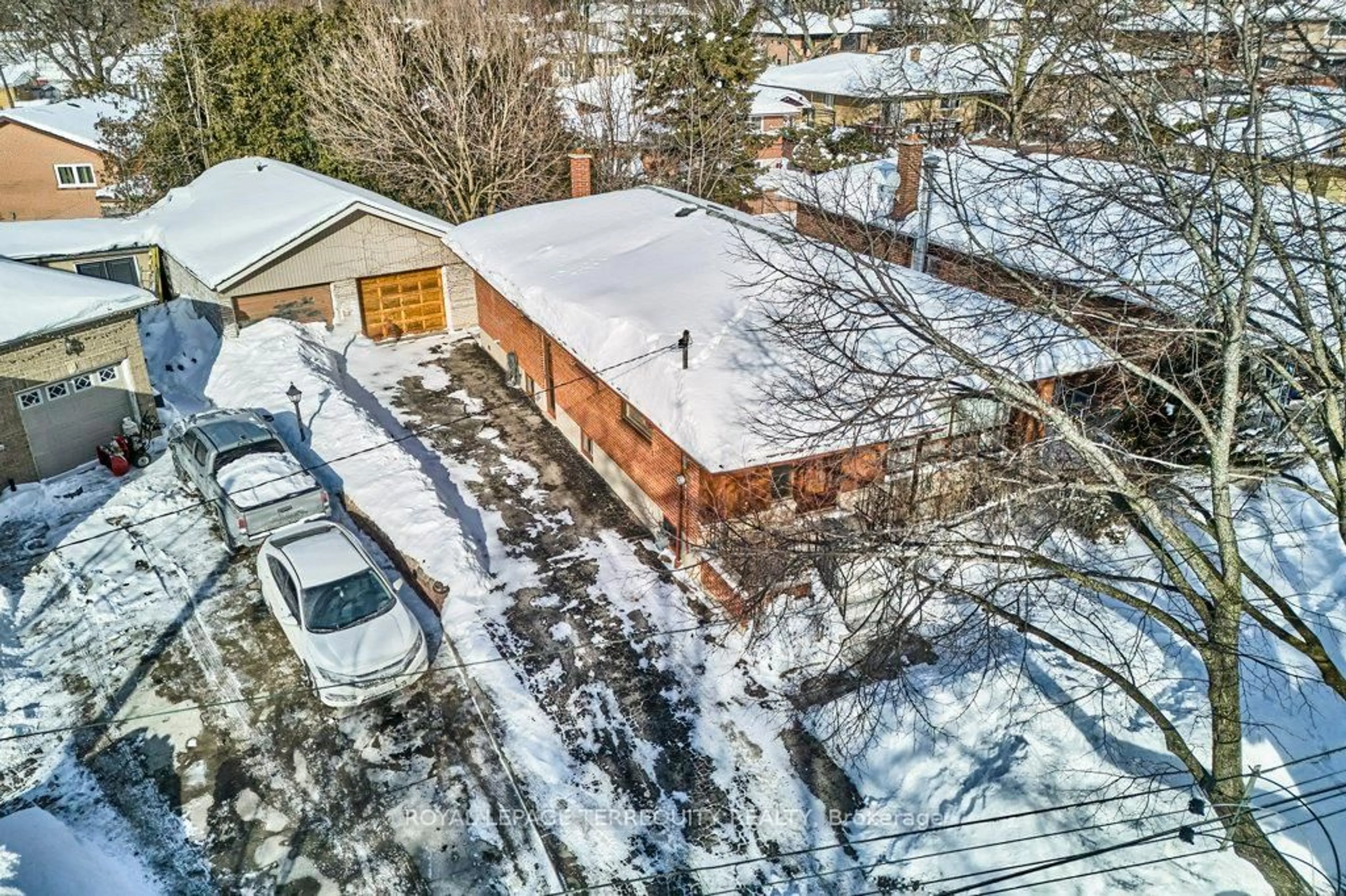 A pic from outside/outdoor area/front of a property/back of a property/a pic from drone, street for 52 Bainhart Cres, Toronto Ontario M1H 2R3