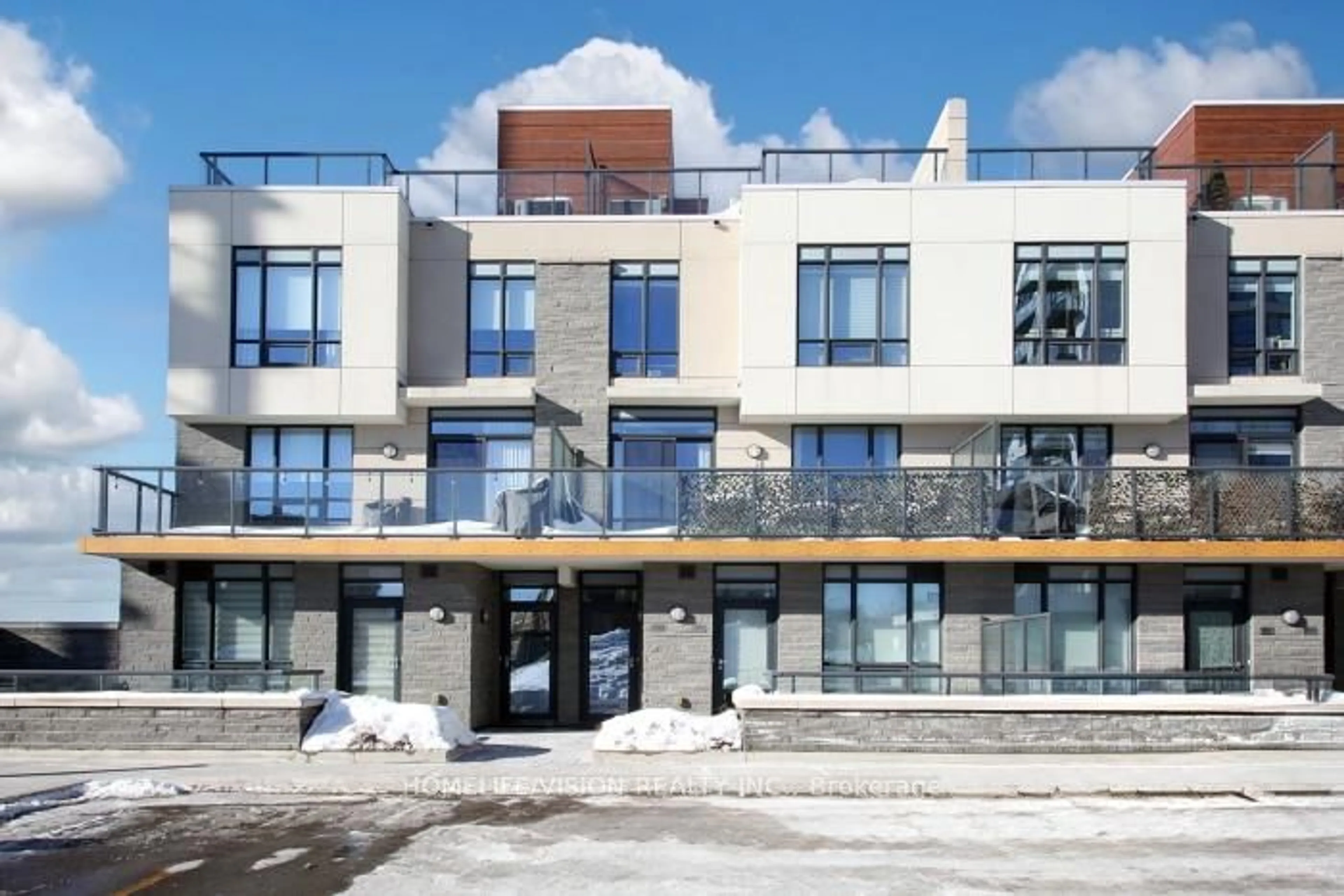 Patio, building for 1245 Bayly St #TH4, Pickering Ontario L1W 0B5