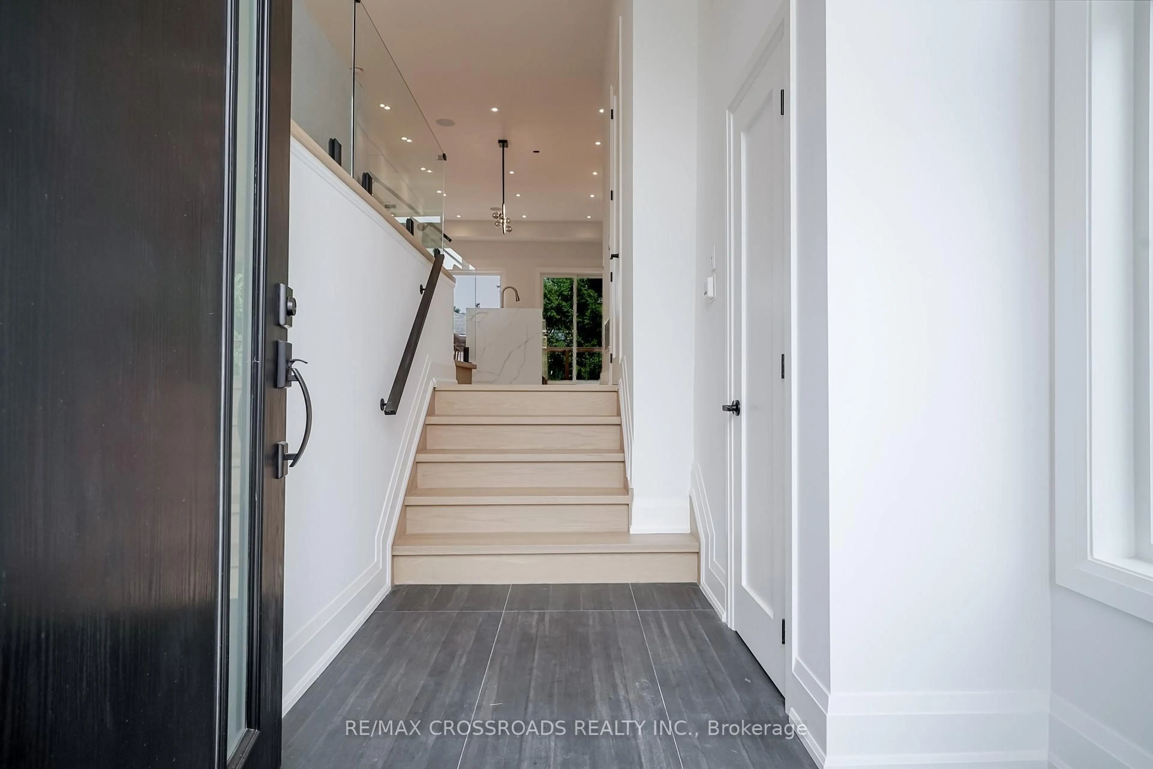 Indoor entryway for 108 Park St, Toronto Ontario M1N 2P1