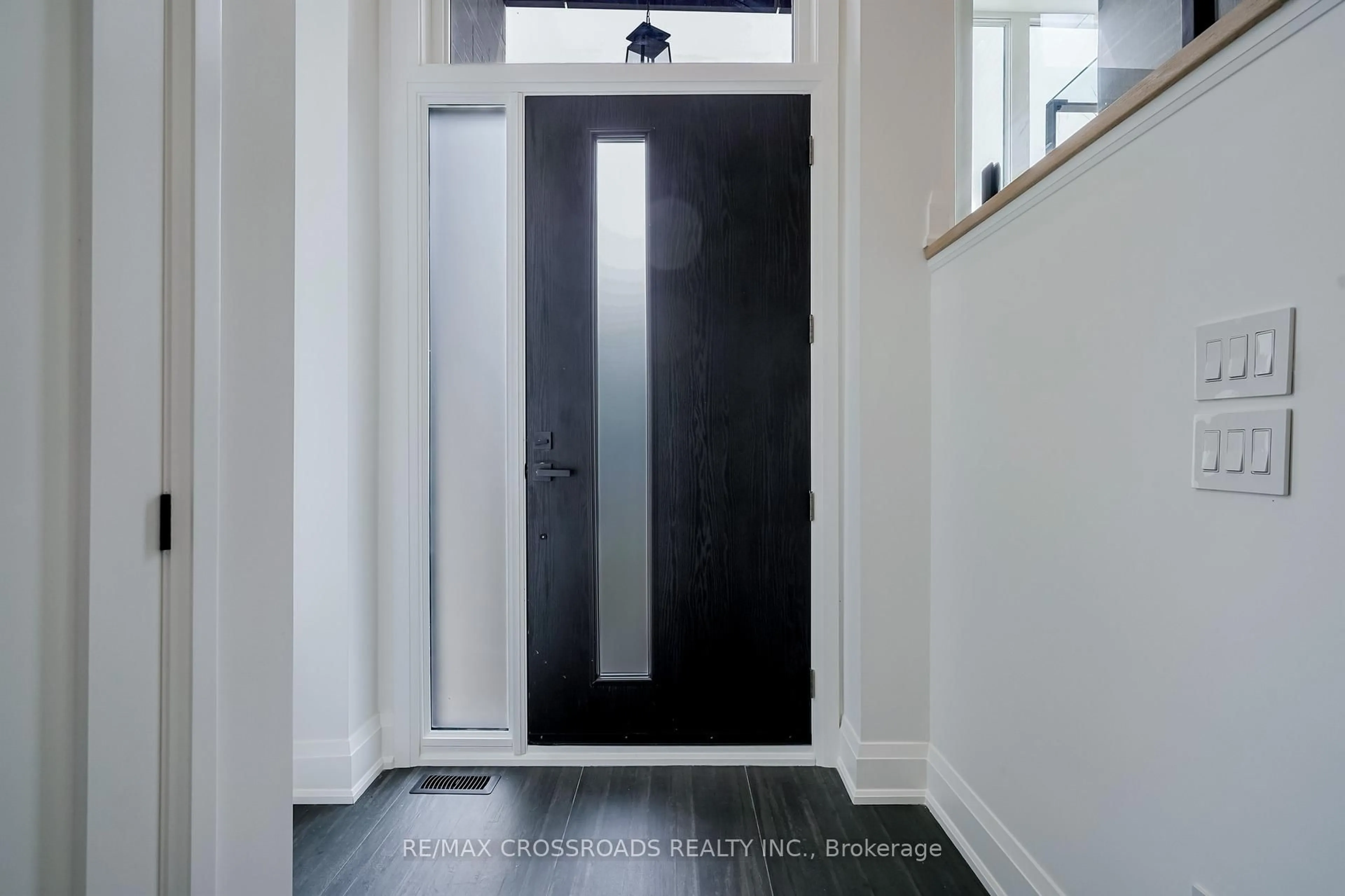 Indoor entryway for 108 Park St, Toronto Ontario M1N 2P1