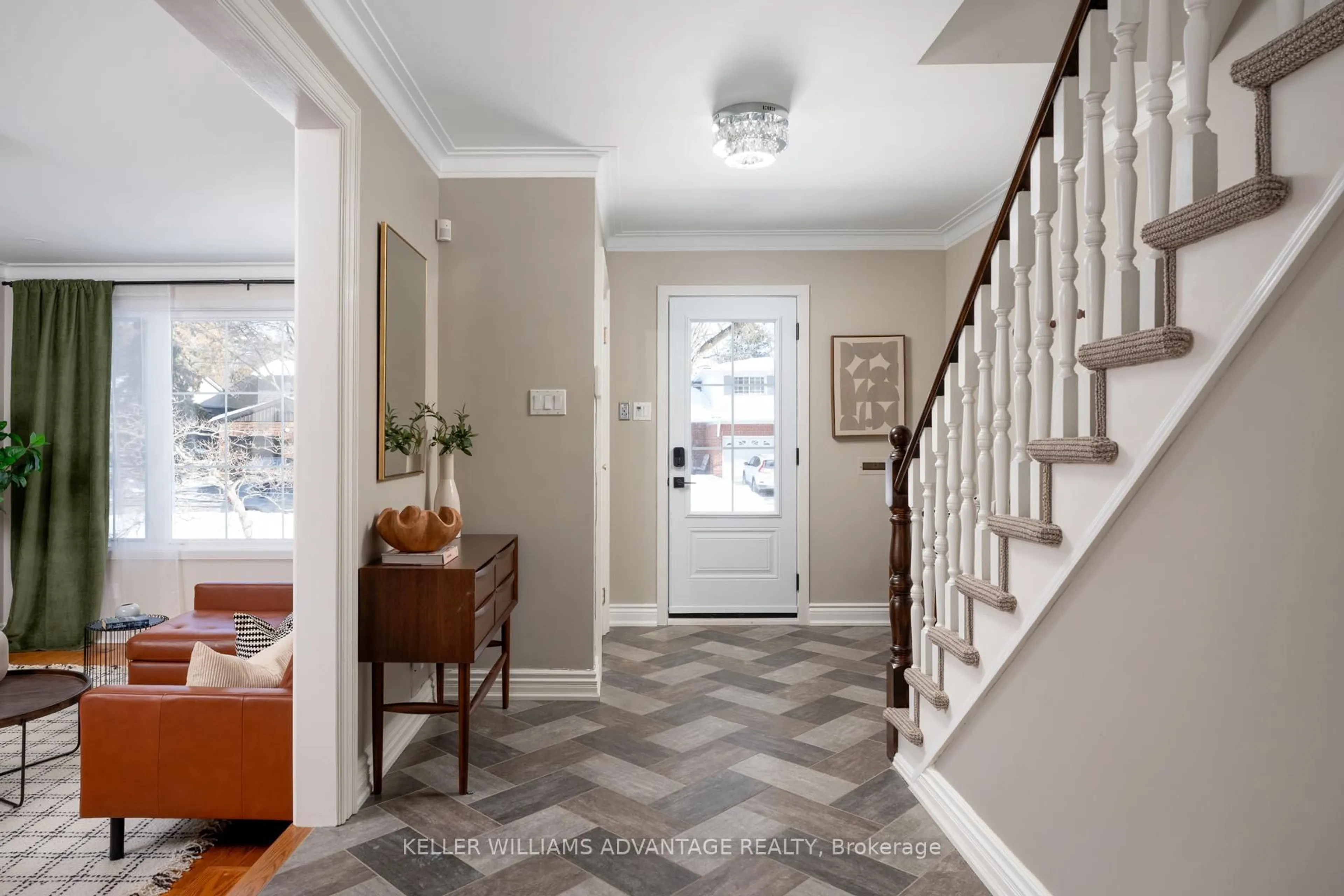 Indoor entryway for 42 Holmcrest Tr, Toronto Ontario M1C 1V5