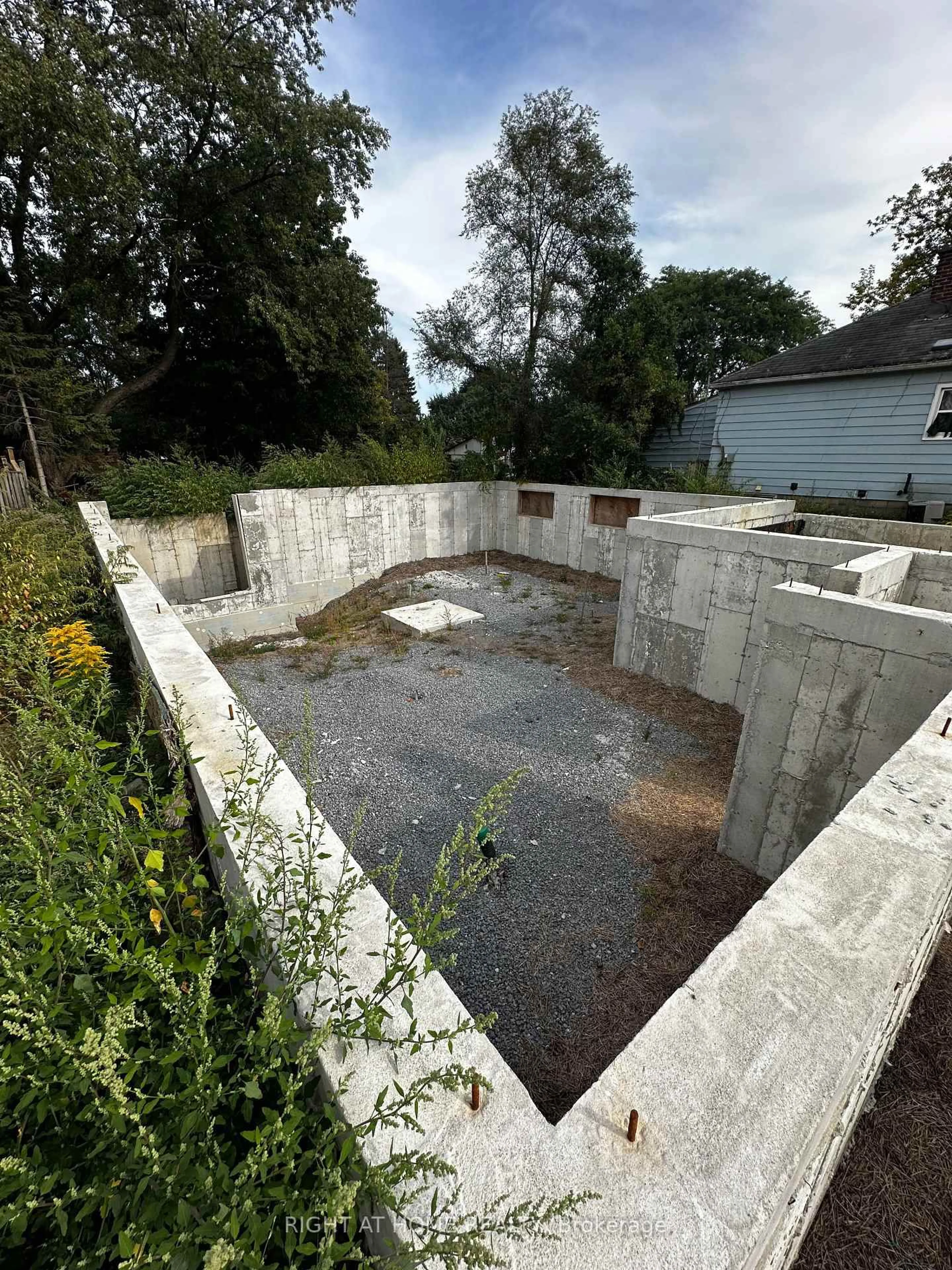 Patio, building for 21 Amiens Rd, Toronto Ontario M1E 3S5