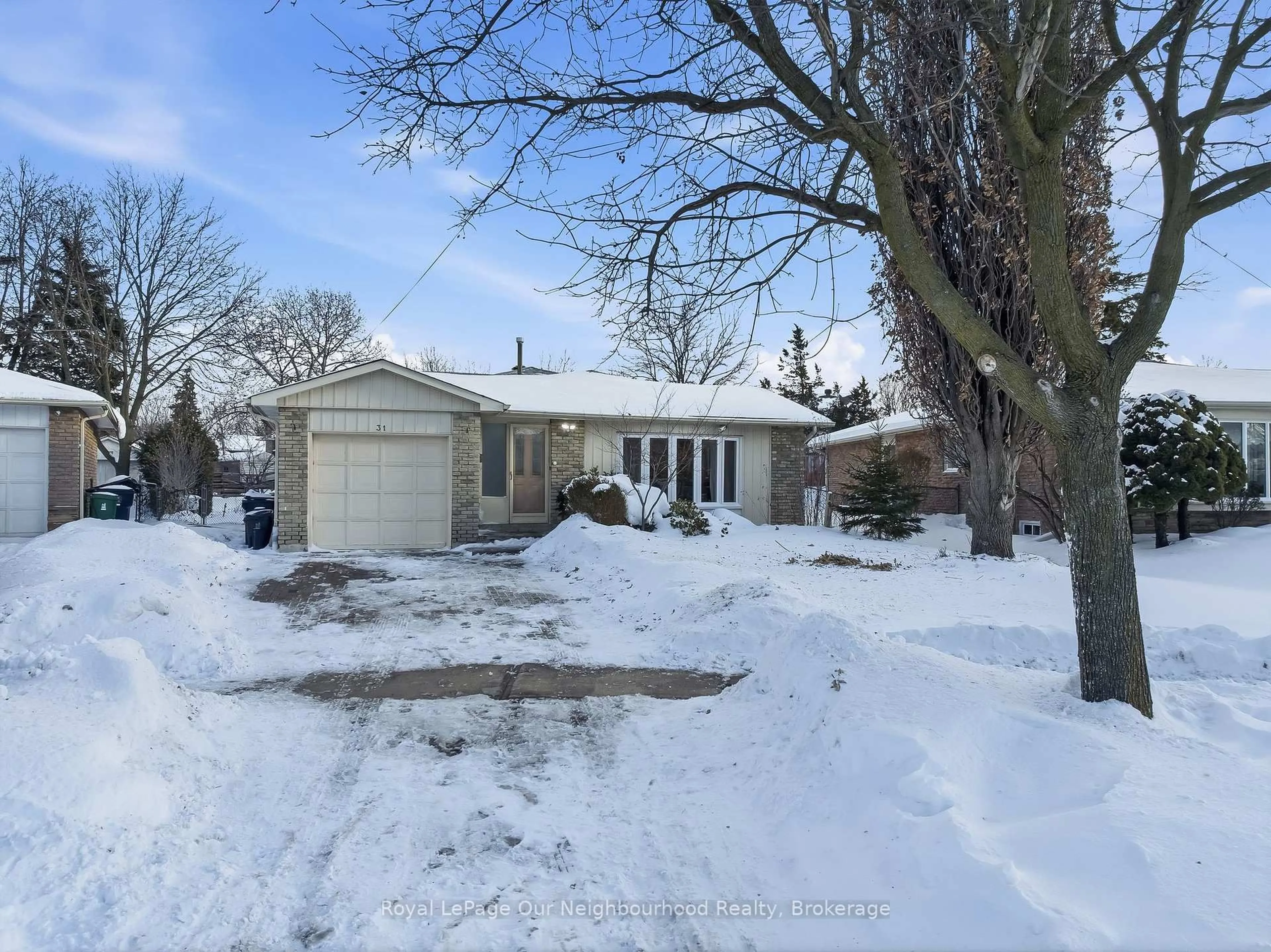 A pic from outside/outdoor area/front of a property/back of a property/a pic from drone, street for 31 Boundy Cres, Toronto Ontario M1W 2E3