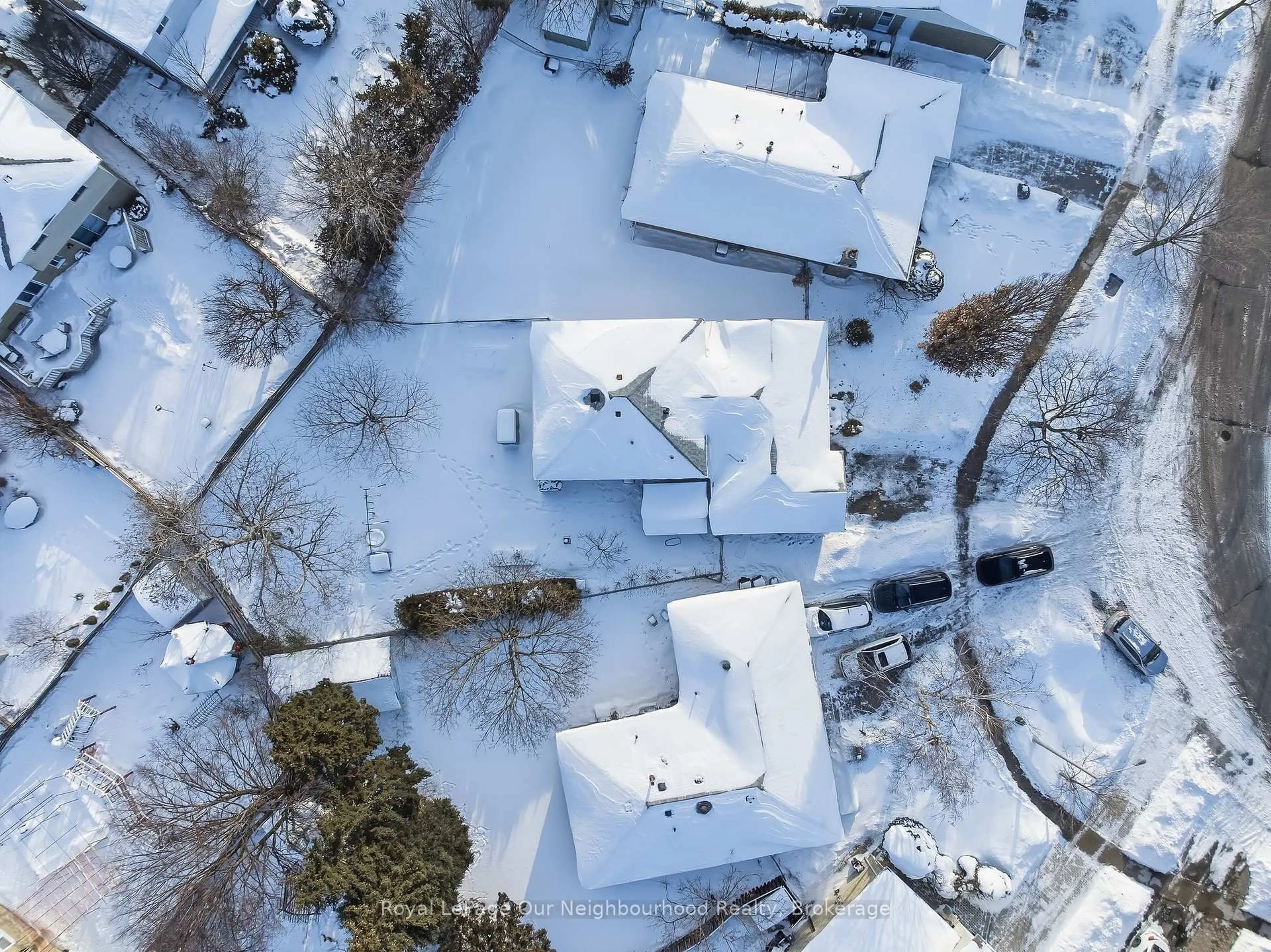 A pic from outside/outdoor area/front of a property/back of a property/a pic from drone, street for 31 Boundy Cres, Toronto Ontario M1W 2E3