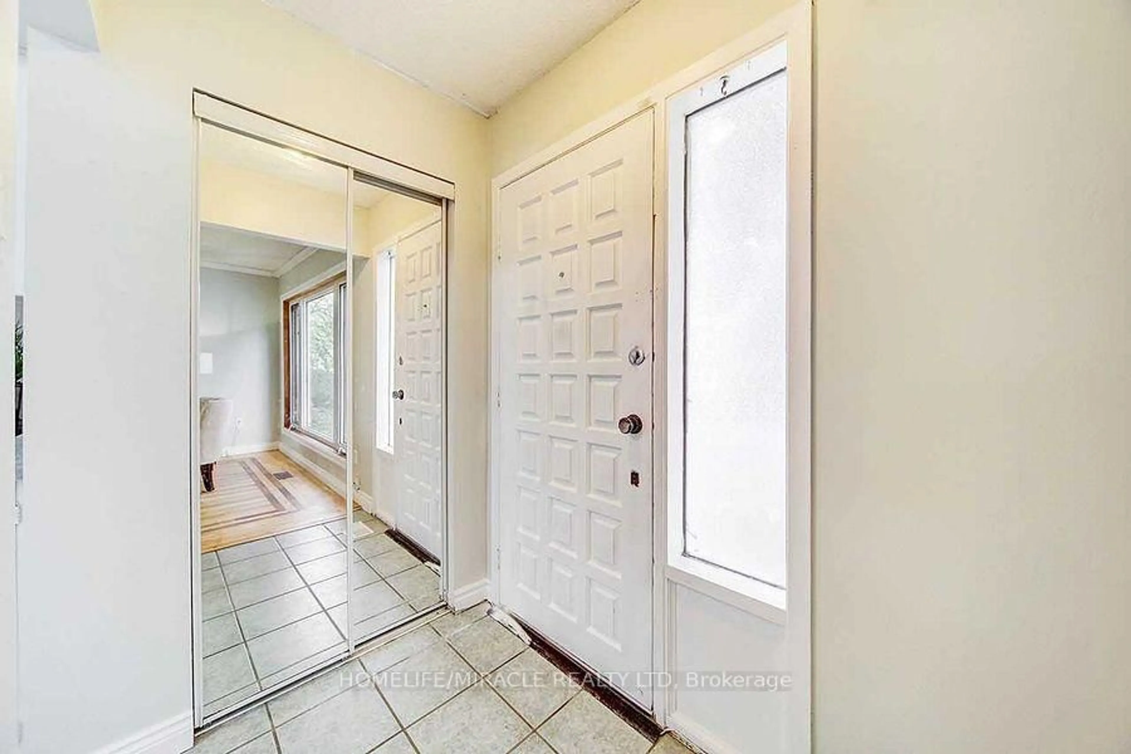 Indoor entryway for 72 Lowry Sq, Toronto Ontario M1B 1N6