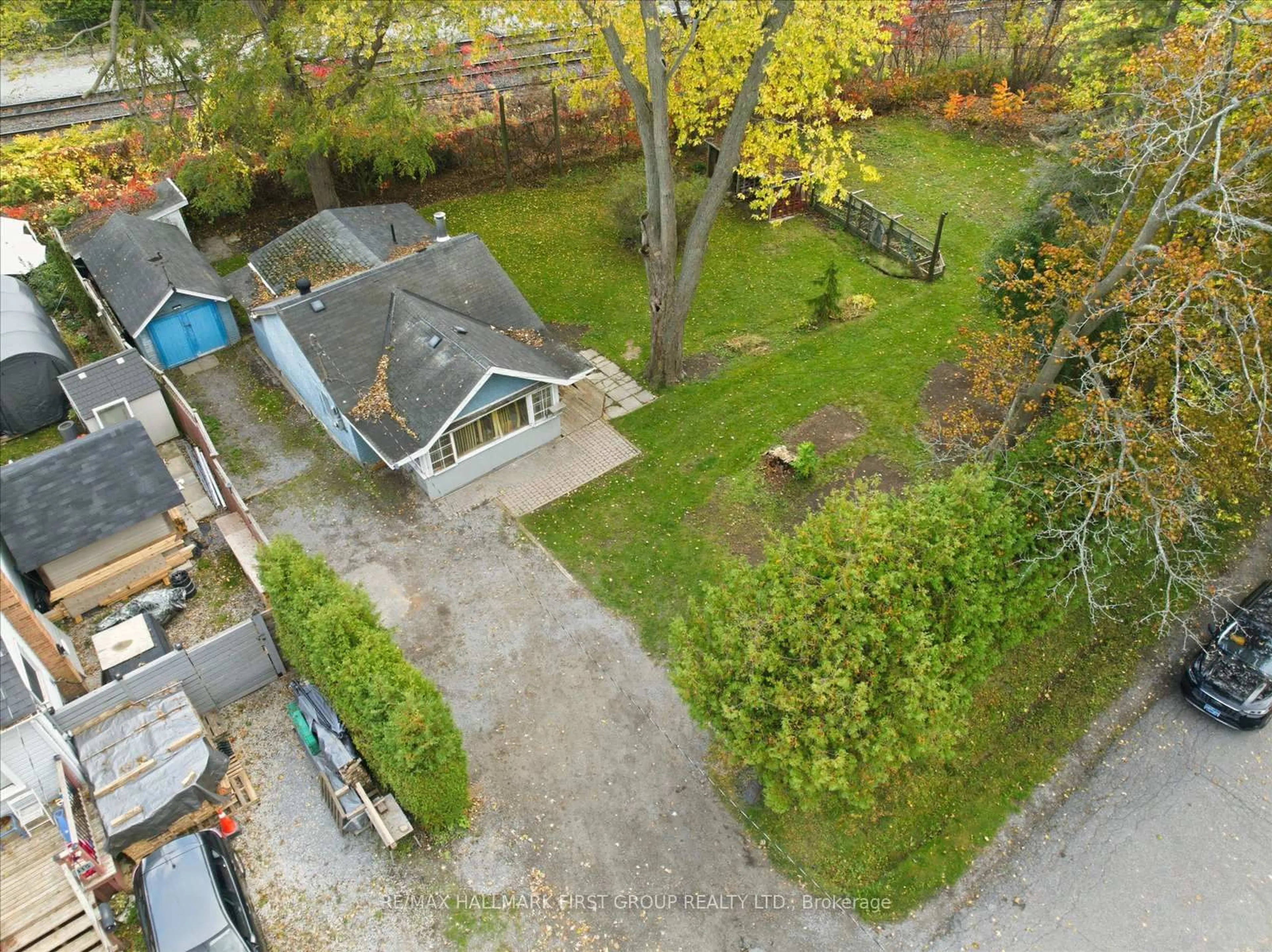 A pic from outside/outdoor area/front of a property/back of a property/a pic from drone, street for 313 Dyson Rd, Pickering Ontario L1W 2N1