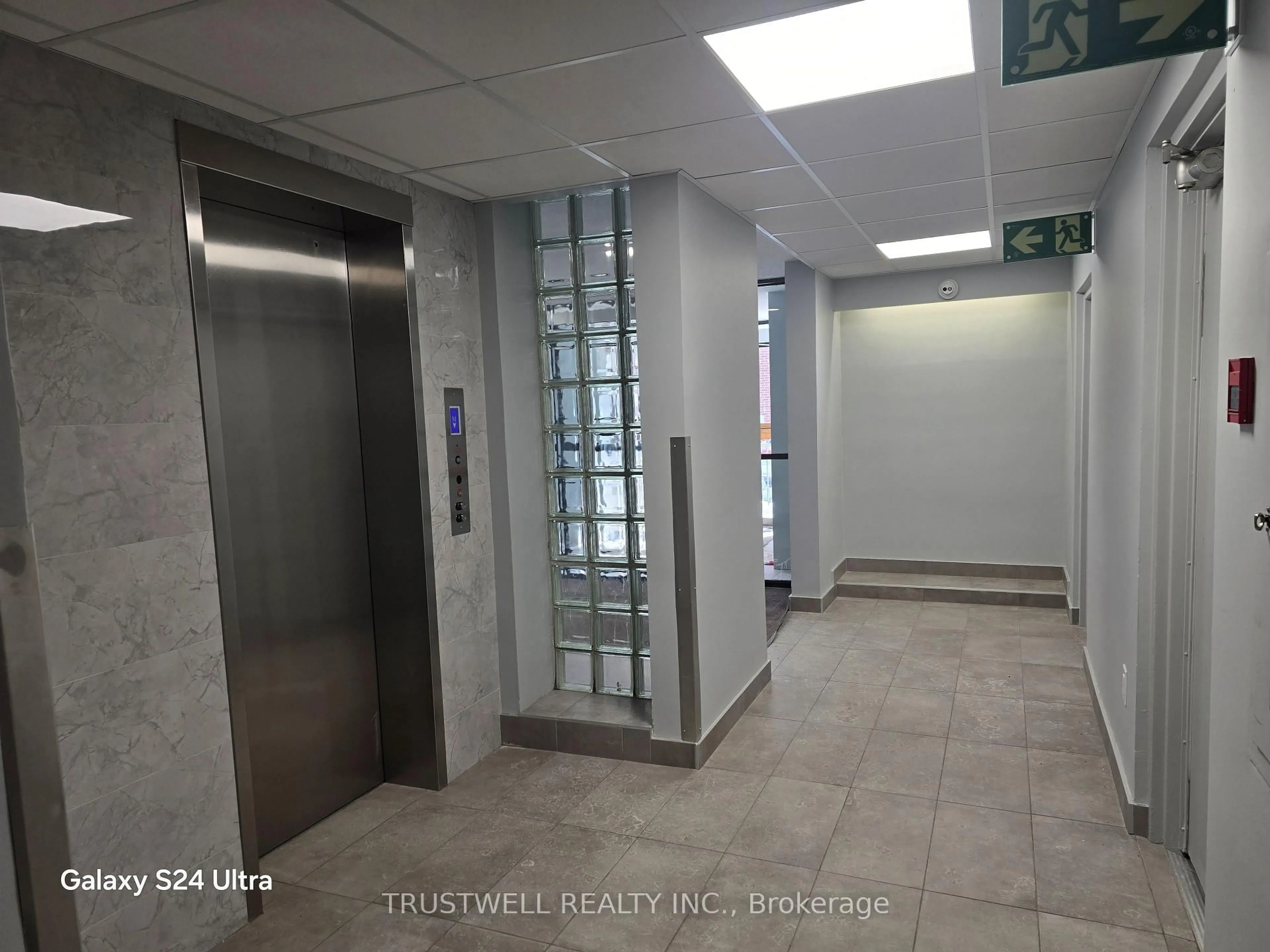 Indoor foyer for 4064 Lawrence Ave #513, Toronto Ontario M1E 4V6