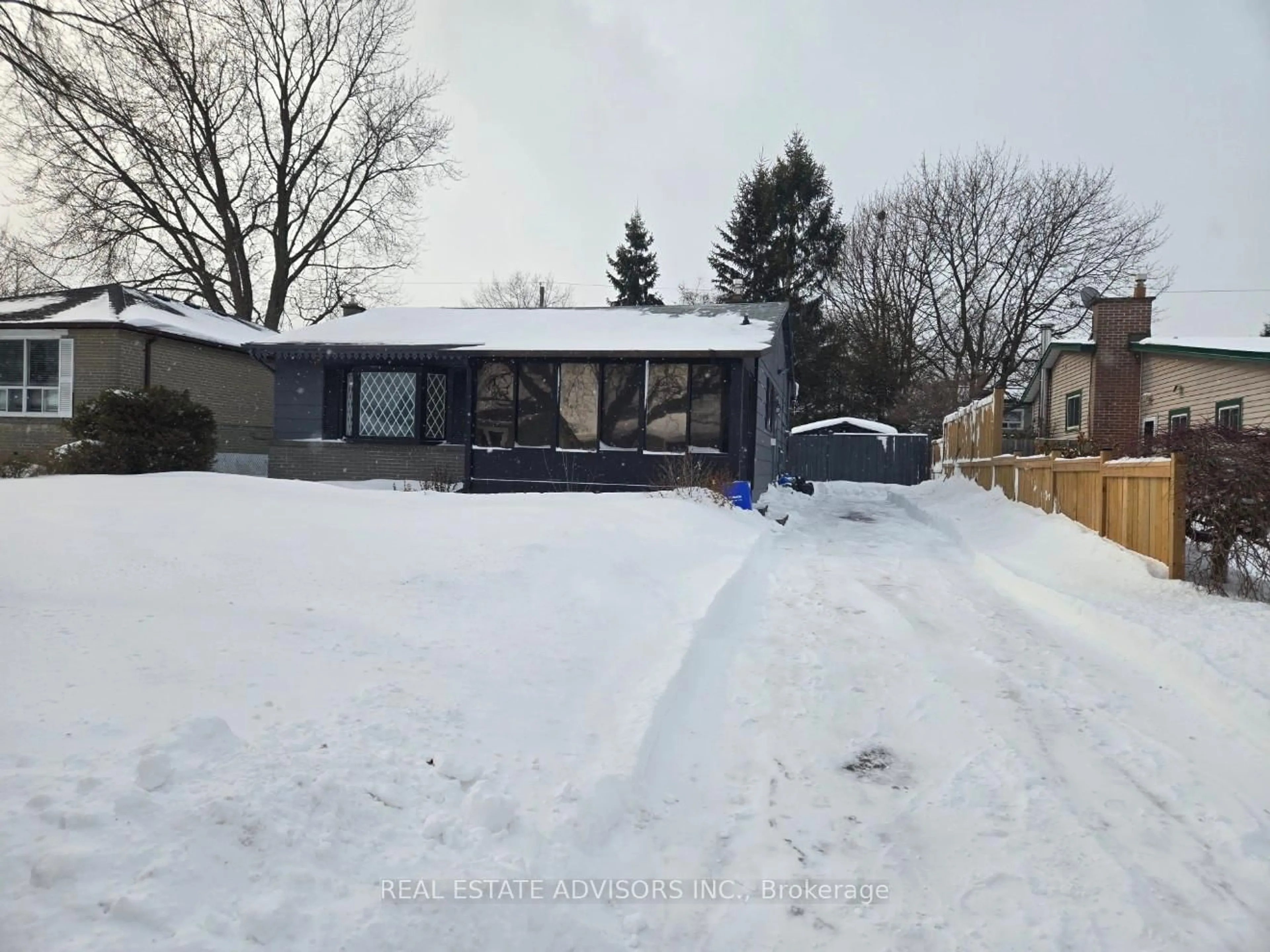 A pic from outside/outdoor area/front of a property/back of a property/a pic from drone, street for 712 Annland St, Pickering Ontario L1W 1B4