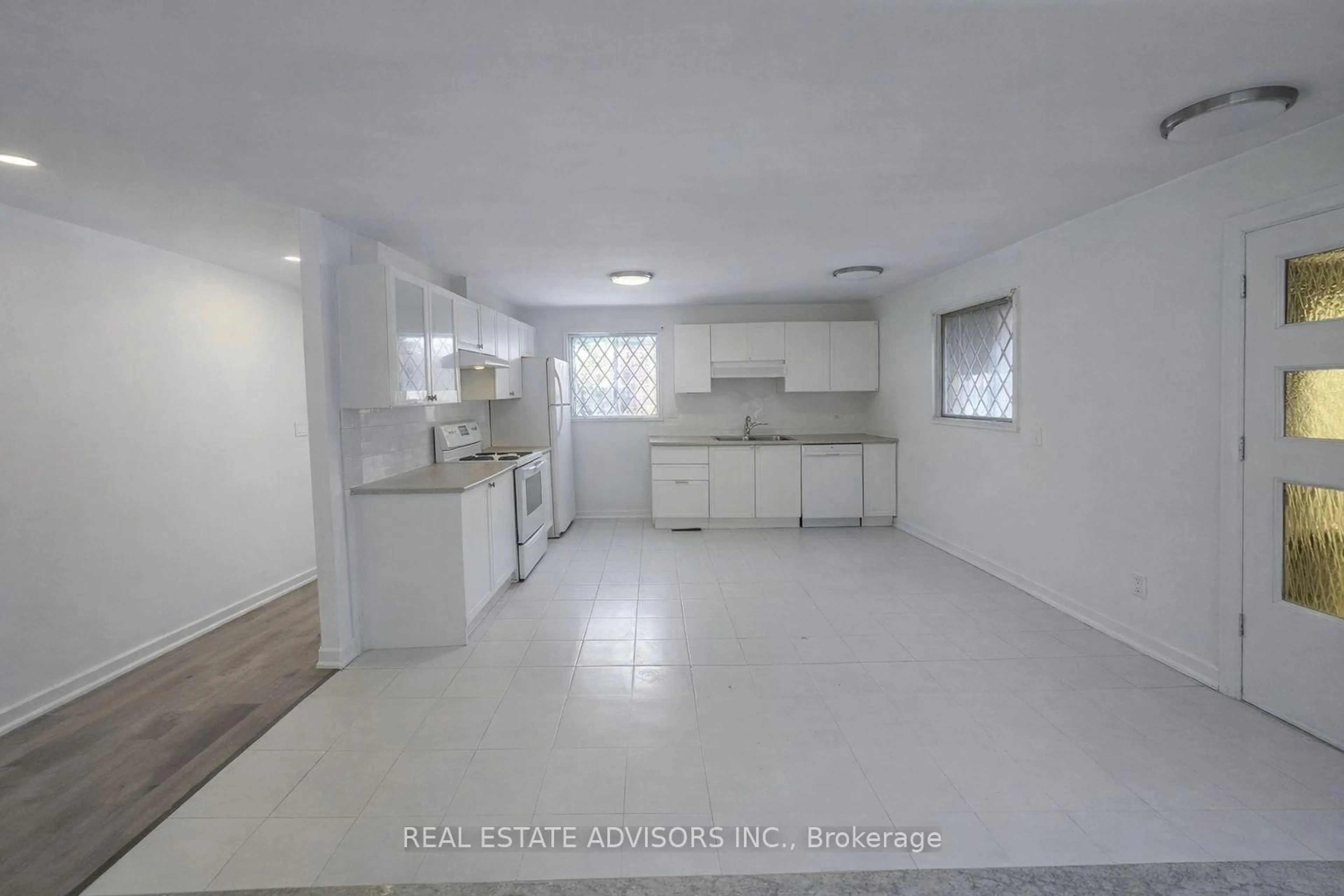 Standard kitchen, unknown for 712 Annland St, Pickering Ontario L1W 1B4