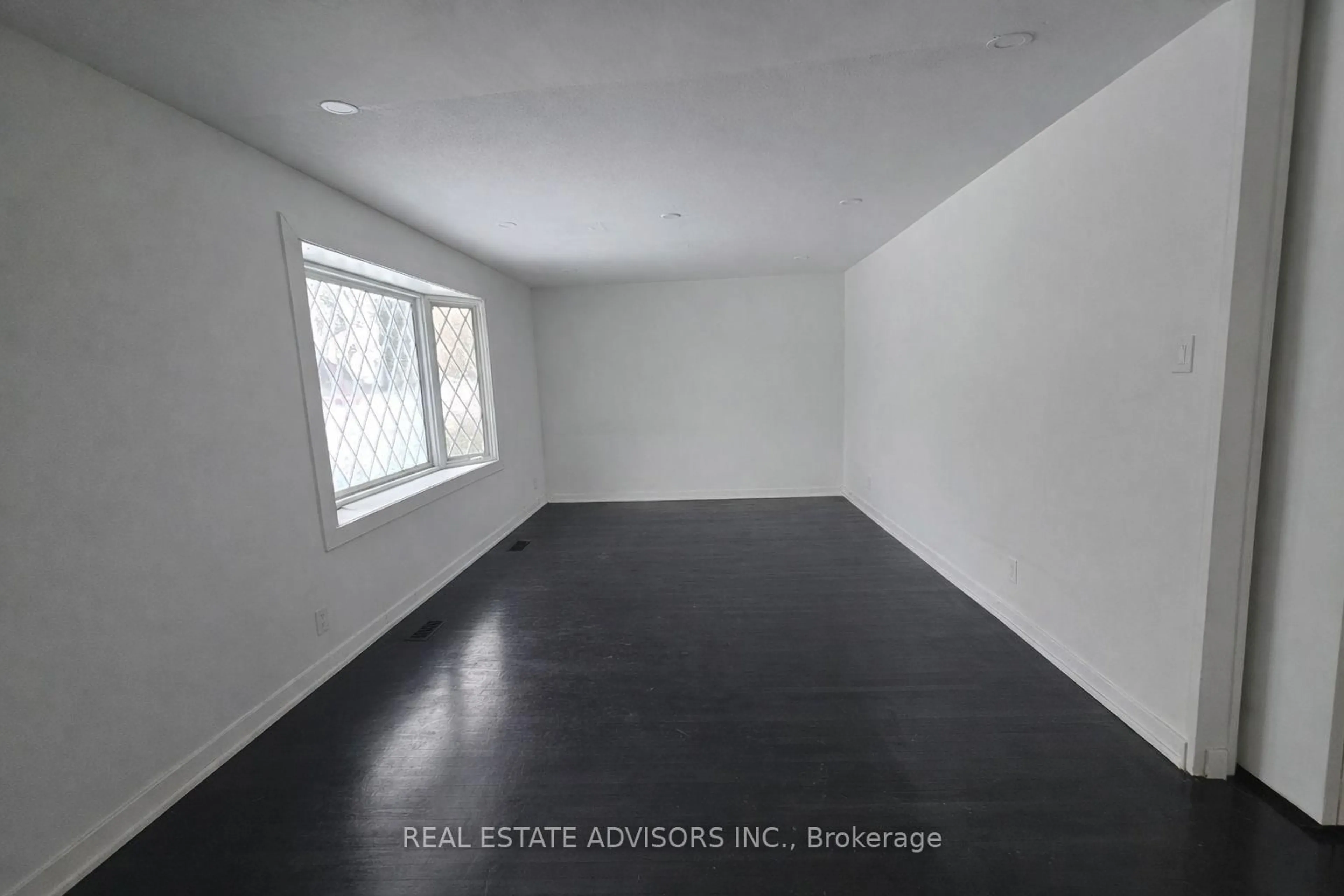 A pic of a room for 712 Annland St, Pickering Ontario L1W 1B4