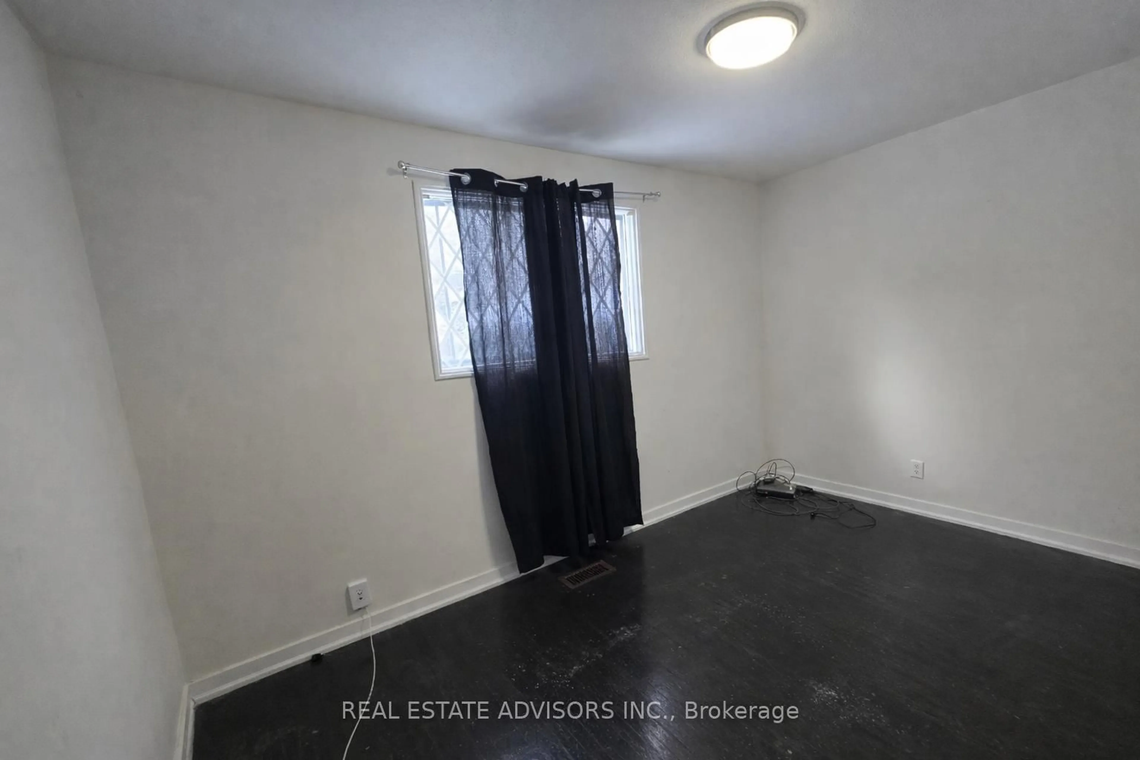 A pic of a room for 712 Annland St, Pickering Ontario L1W 1B4