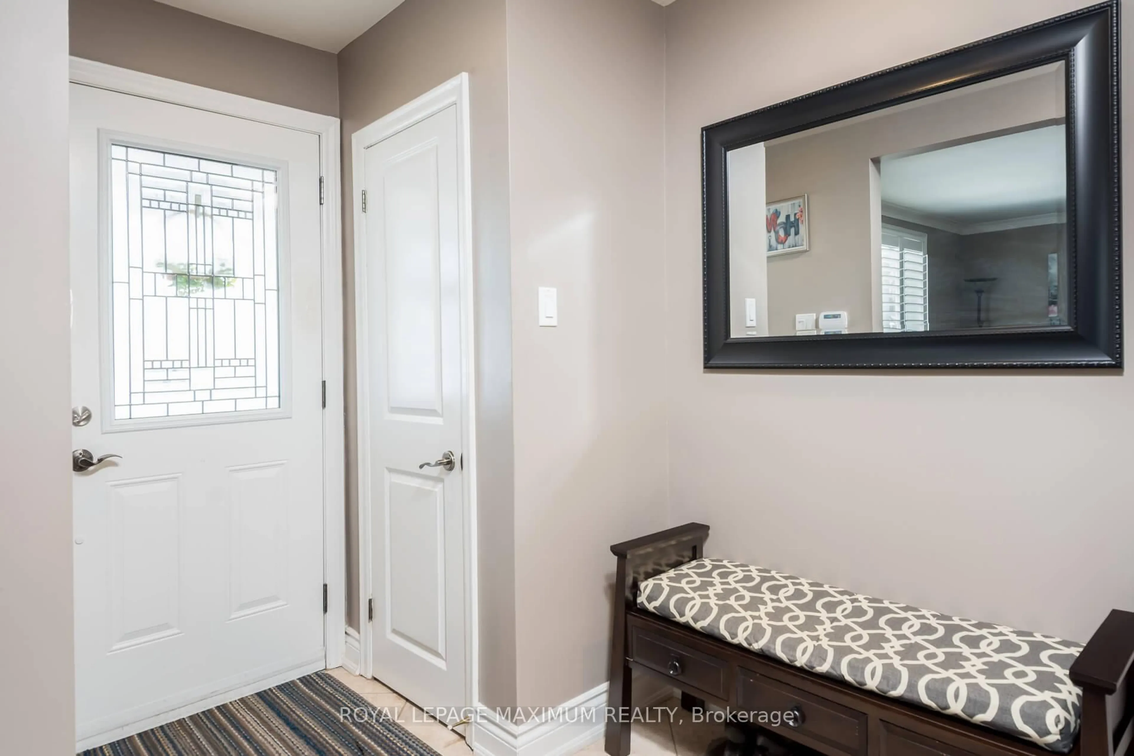 Indoor entryway for 33 Alice Cres, Toronto Ontario M1R 4N6