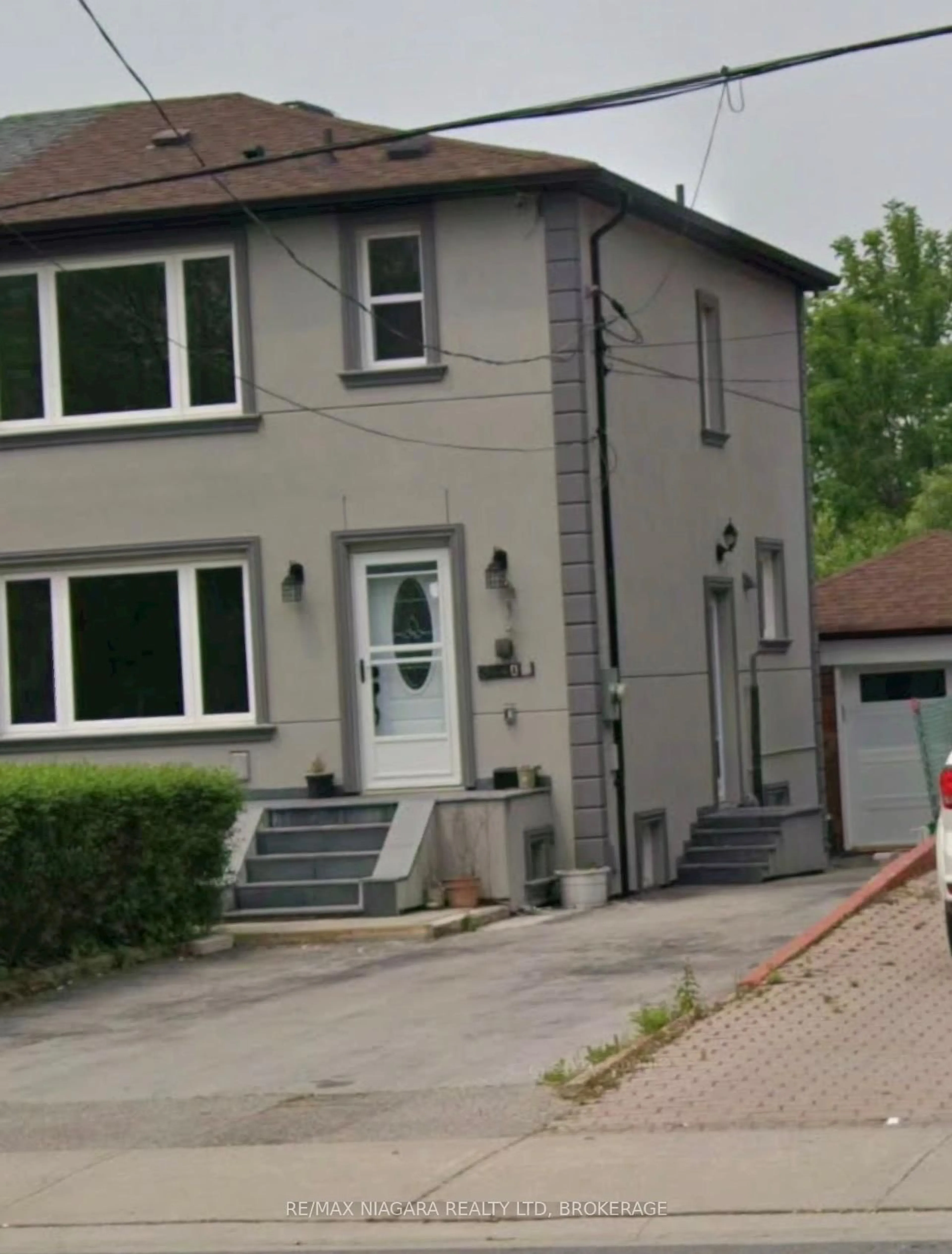 A pic from outside/outdoor area/front of a property/back of a property/a pic from drone, street for 844A Danforth Rd, Toronto Ontario M1K 1H5