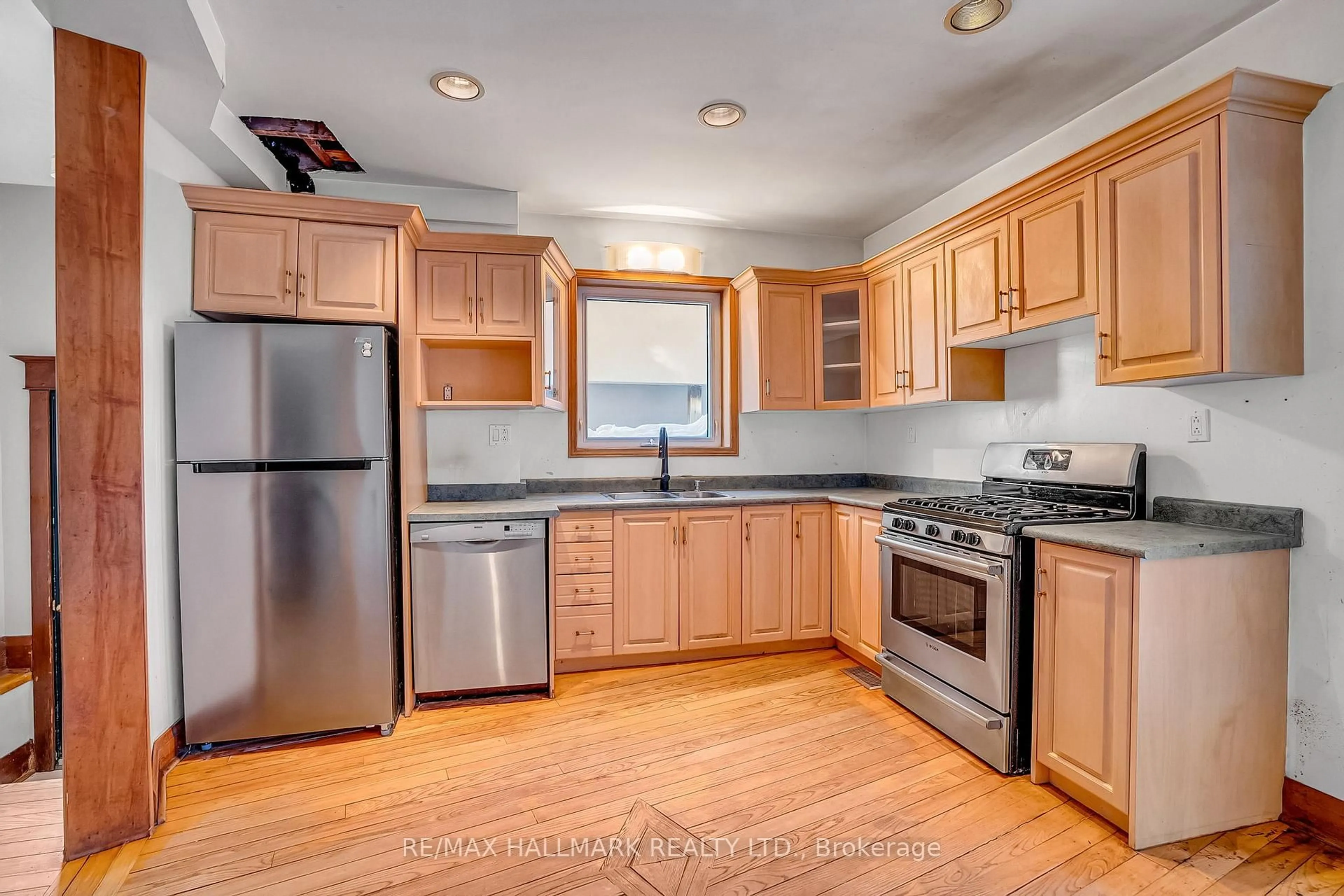 Standard kitchen, wood/laminate floor for 4 Meadow Ave, Toronto Ontario M1N 1V6