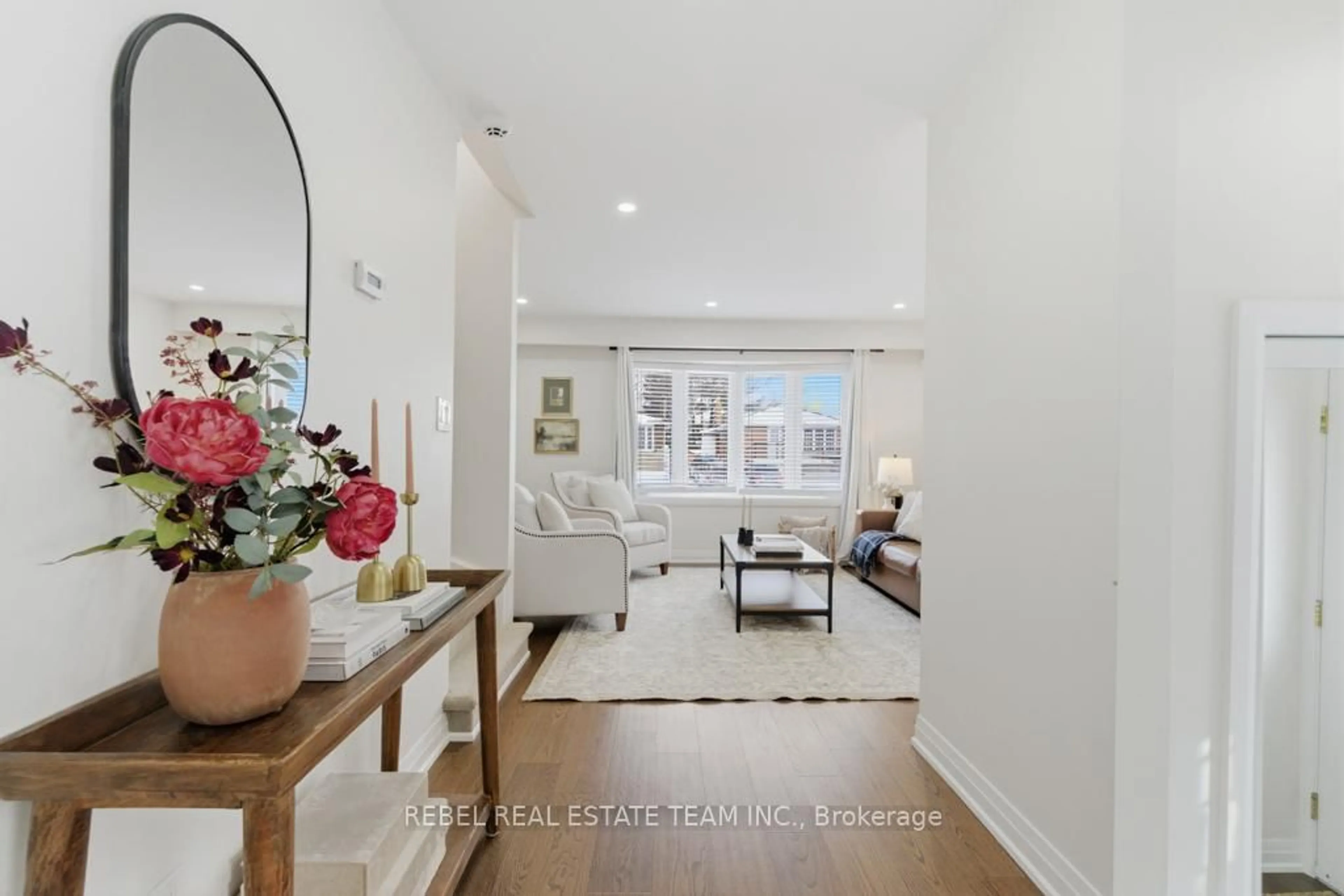 Indoor entryway for 244 Waverly St, Oshawa Ontario L1J 5V4