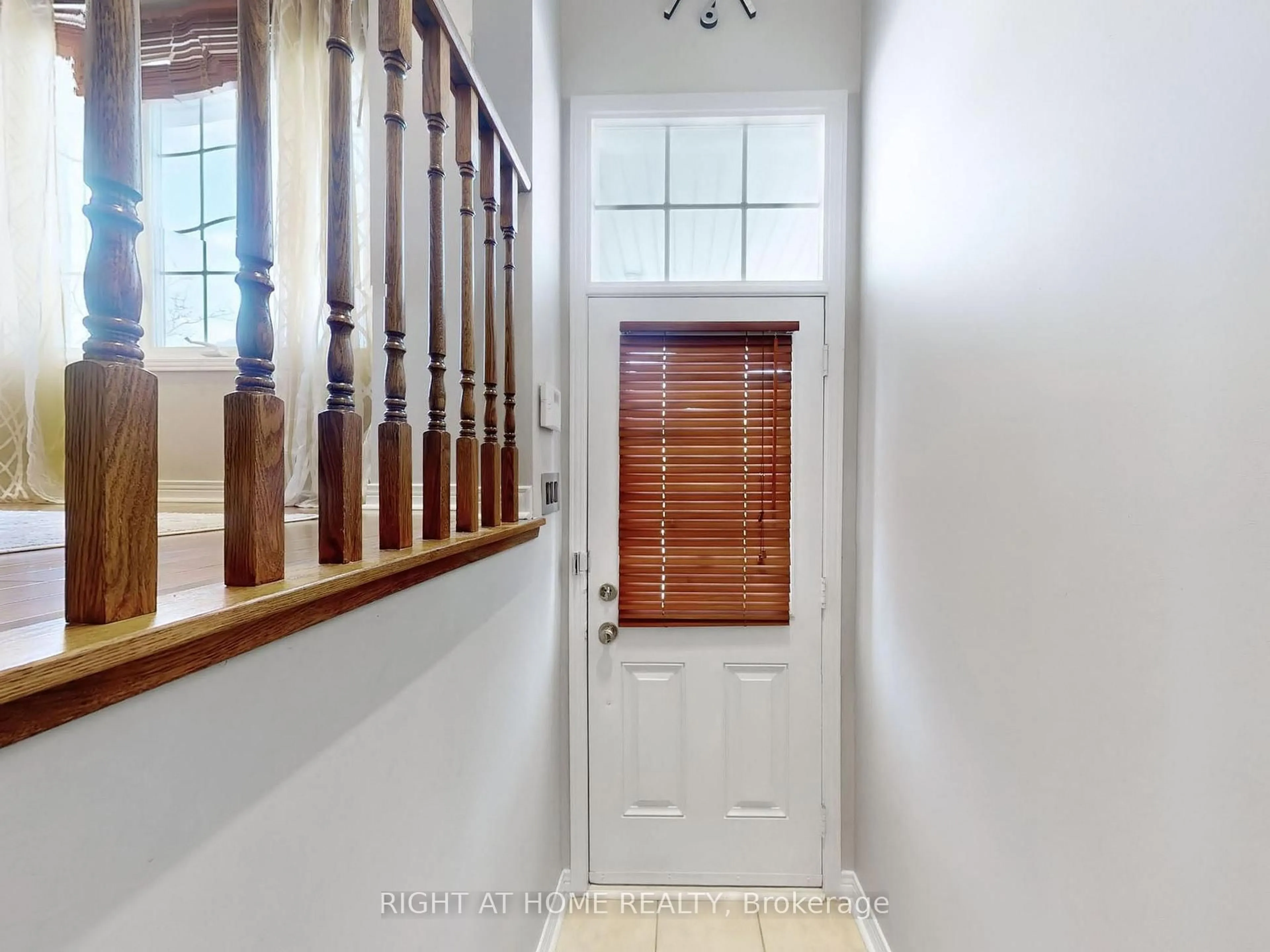 Indoor entryway for 49 Wilkes Cres, Toronto Ontario M1L 0B4