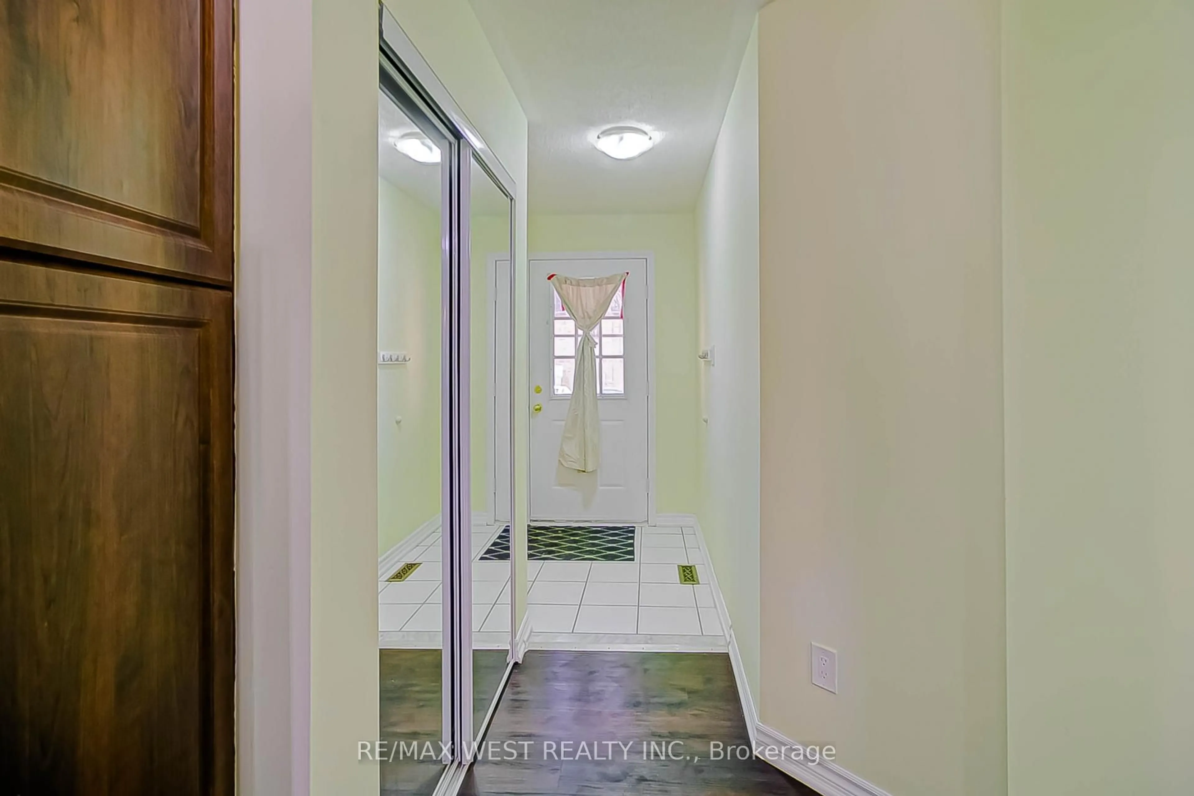 Indoor entryway for 6400 Lawrence Ave #12, Toronto Ontario M1C 5C6