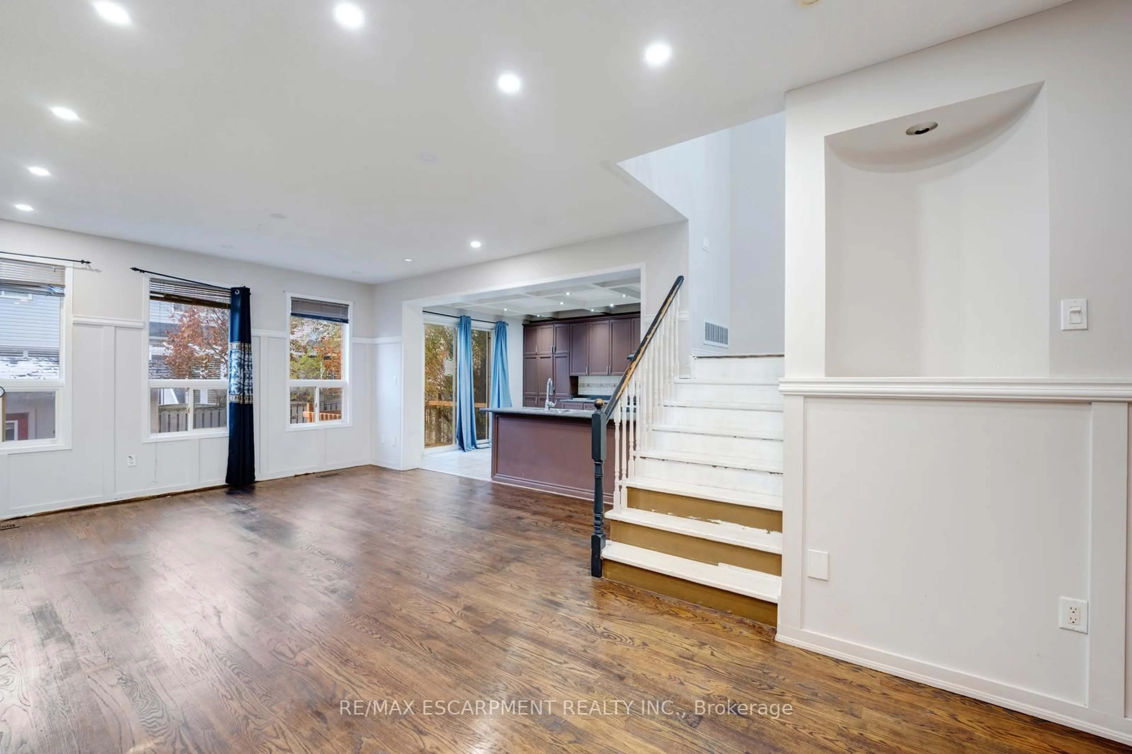 Indoor entryway for 1140 Beneford Rd, Oshawa Ontario L1K 0A2