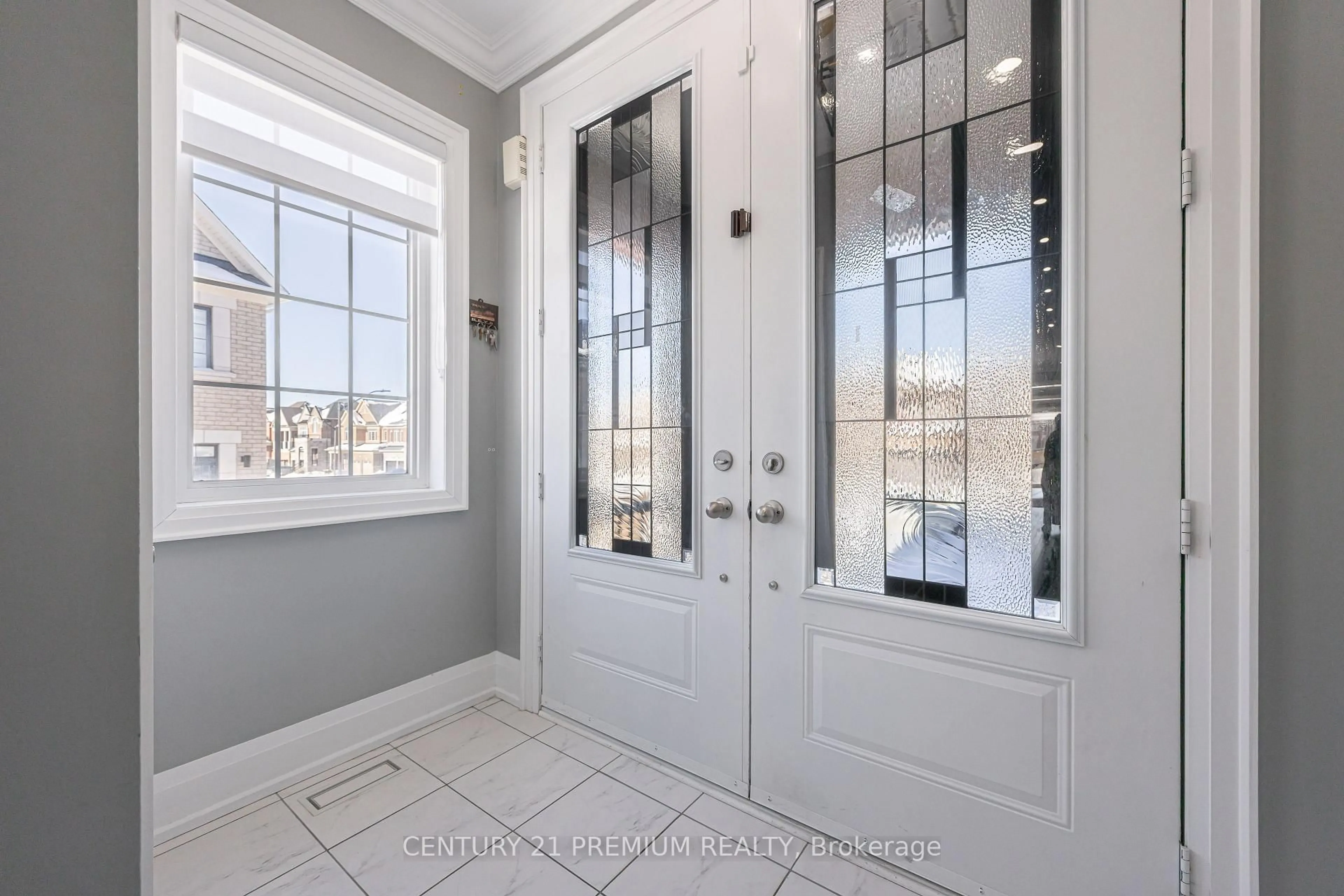 Indoor entryway for 25 Christine Elliott Ave, Whitby Ontario L1P 0B8