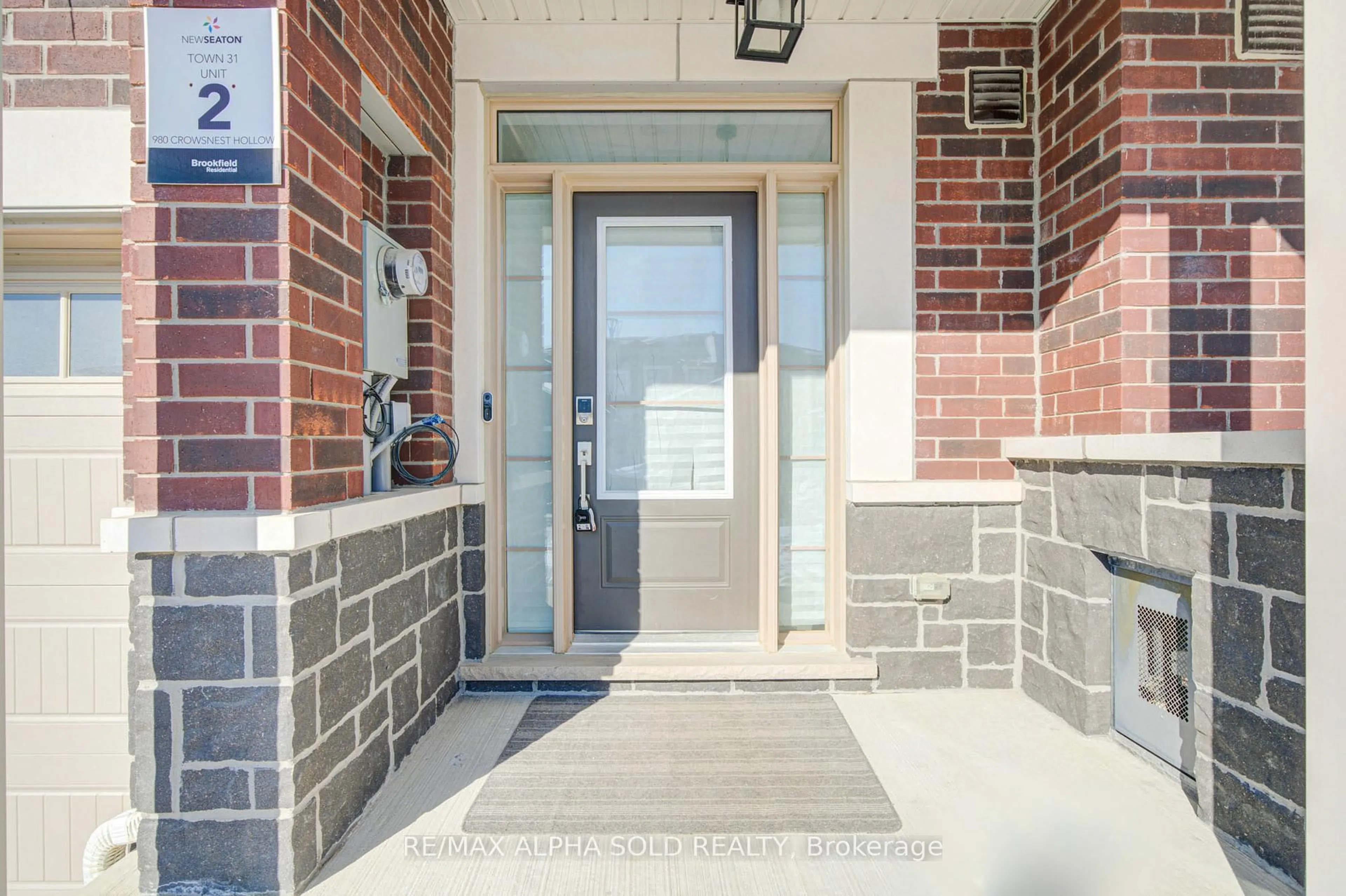 Indoor entryway for 980 Crowsnest Hollow Ave, Pickering Ontario L1X 0P4