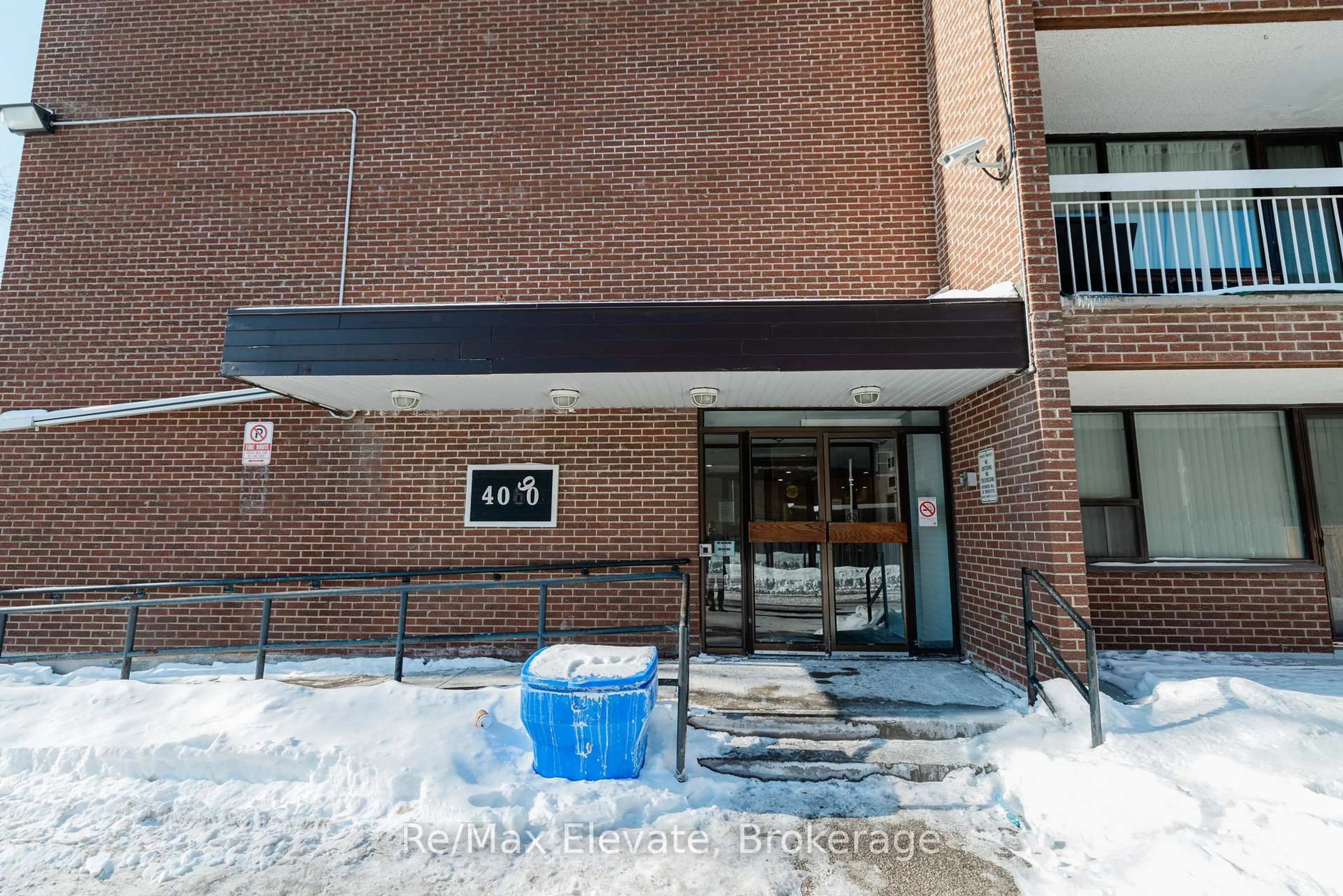 Indoor foyer for 4060 Lawrence Ave #204, Toronto Ontario M1E 4V4