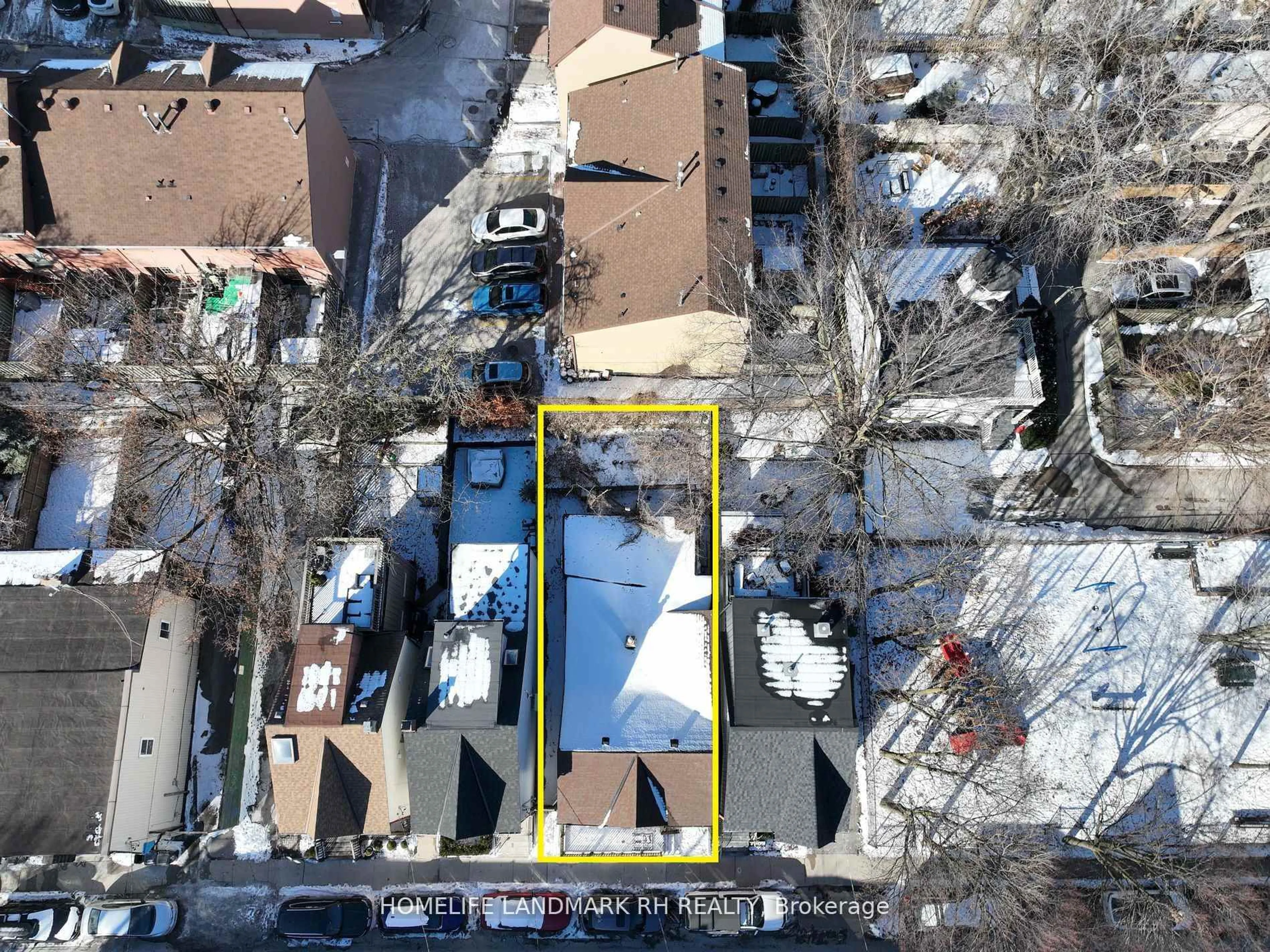 A pic from outside/outdoor area/front of a property/back of a property/a pic from drone, street for 70 Allen Ave, Toronto Ontario M4M 1T4